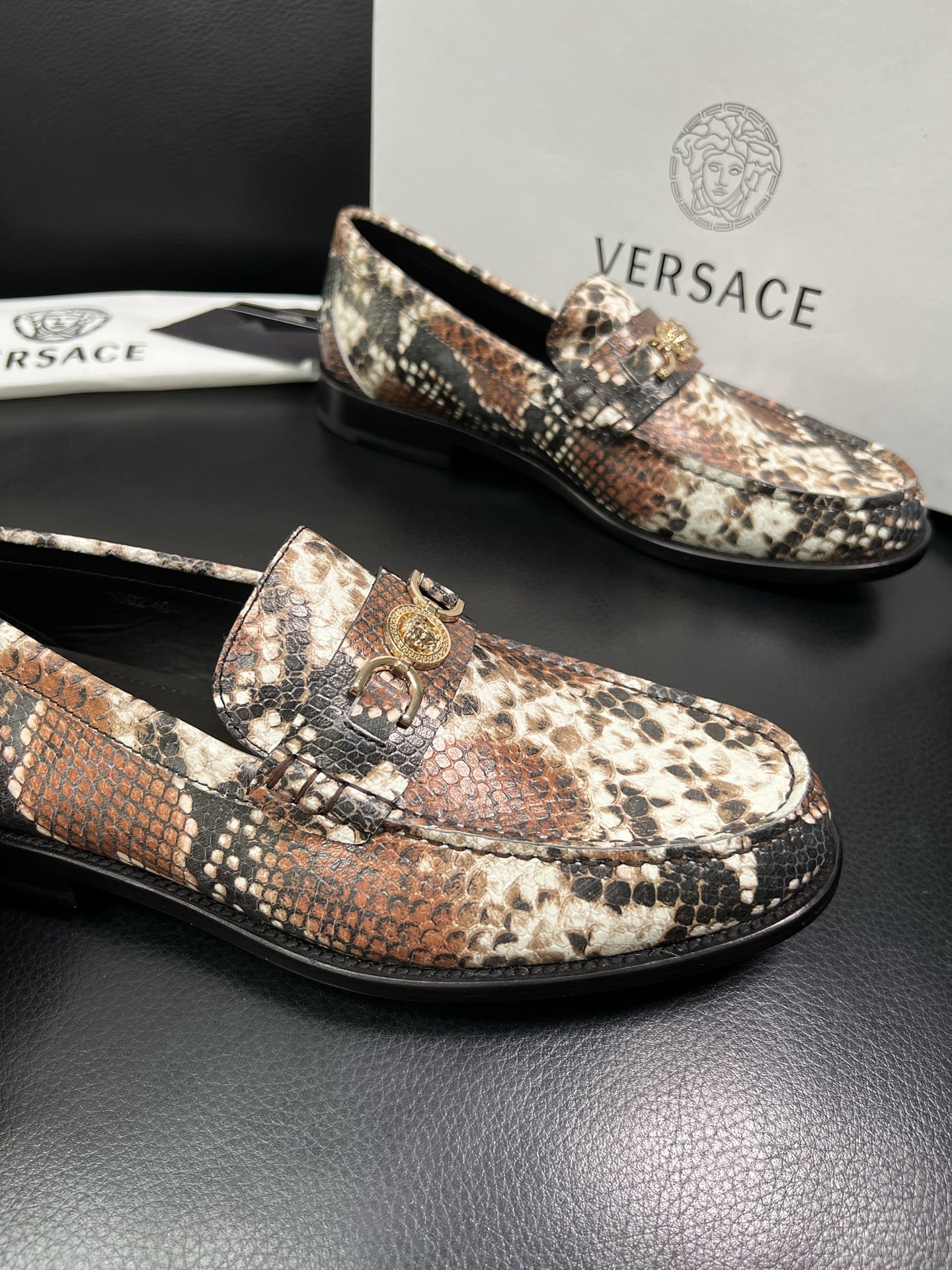 VERSACE 高品质 顶级工艺品 范思哲 专柜同步原厂配置，意大利进口牛皮搭配面料，全鞋配件私模打造，