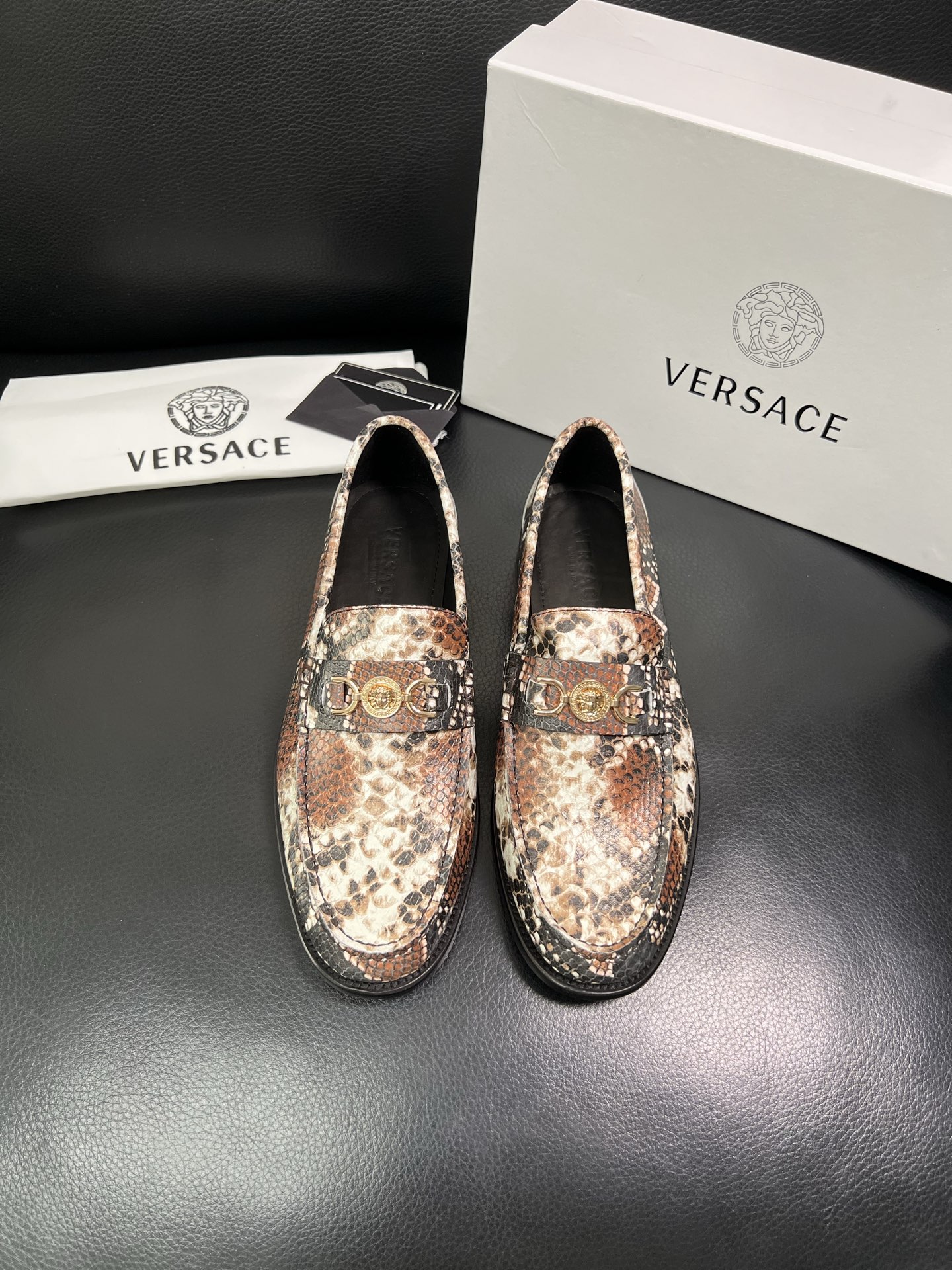 VERSACE 高品质 顶级工艺品 范思哲 专柜同步原厂配置，意大利进口牛皮搭配面料，全鞋配件私模打造，