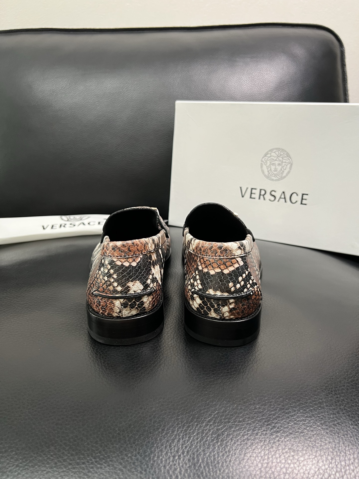VERSACE 高品质 顶级工艺品 范思哲 专柜同步原厂配置，意大利进口牛皮搭配面料，全鞋配件私模打造，