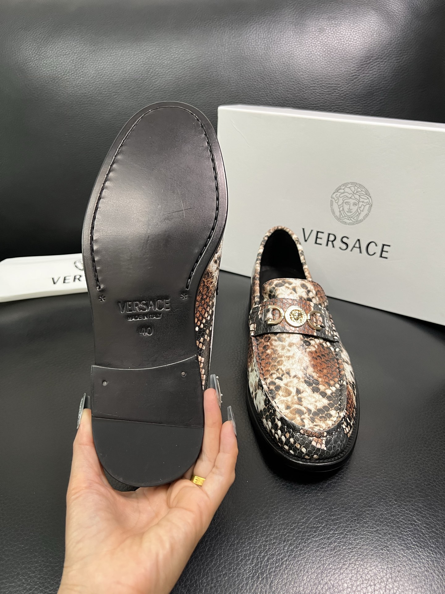 VERSACE 高品质 顶级工艺品 范思哲 专柜同步原厂配置，意大利进口牛皮搭配面料，全鞋配件私模打造，