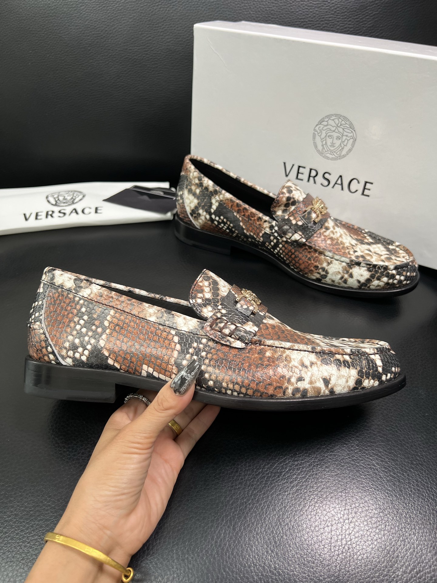VERSACE 高品质 顶级工艺品 范思哲 专柜同步原厂配置，意大利进口牛皮搭配面料，全鞋配件私模打造，