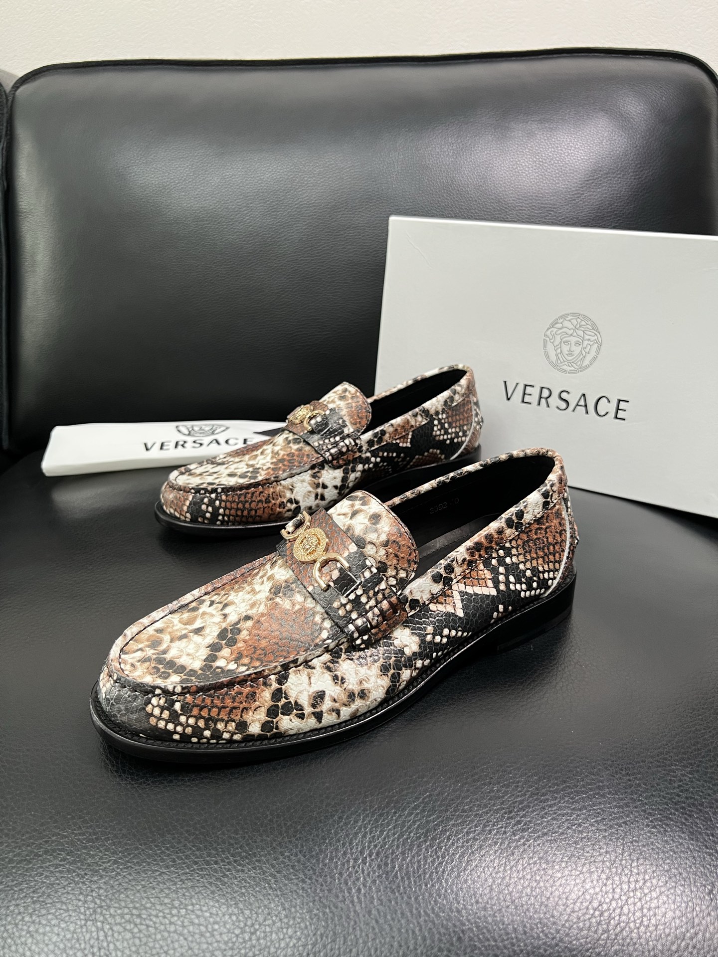 VERSACE 高品质 顶级工艺品 范思哲 专柜同步原厂配置，意大利进口牛皮搭配面料，全鞋配件私模打造，