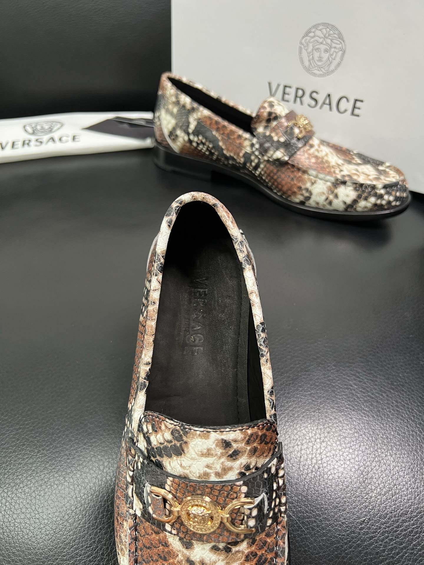 VERSACE 高品质 顶级工艺品 范思哲 专柜同步原厂配置，意大利进口牛皮搭配面料，全鞋配件私模打造，