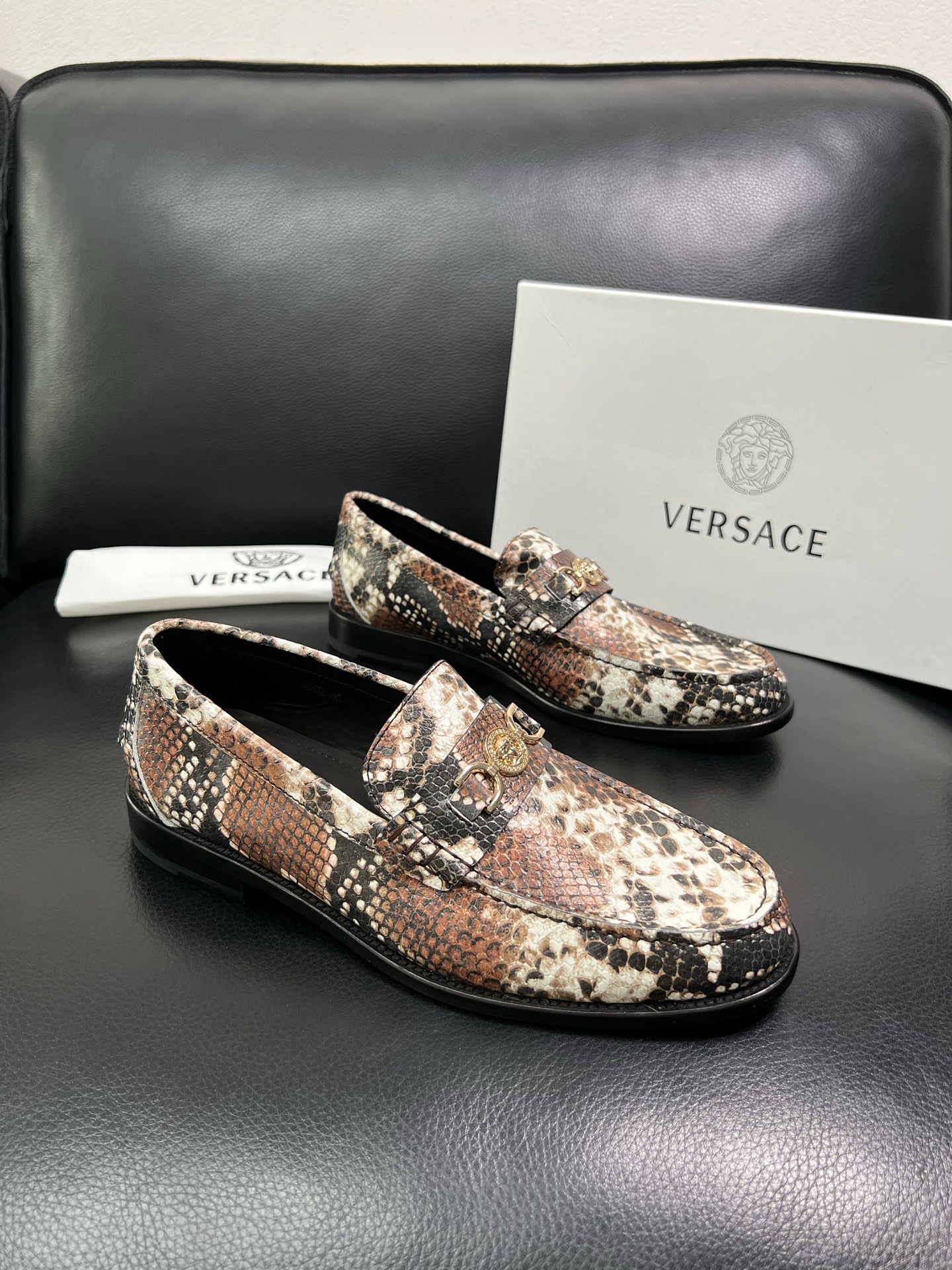 VERSACE 高品质 顶级工艺品 范思哲 专柜同步原厂配置，意大利进口牛皮搭配面料，全鞋配件私模打造，