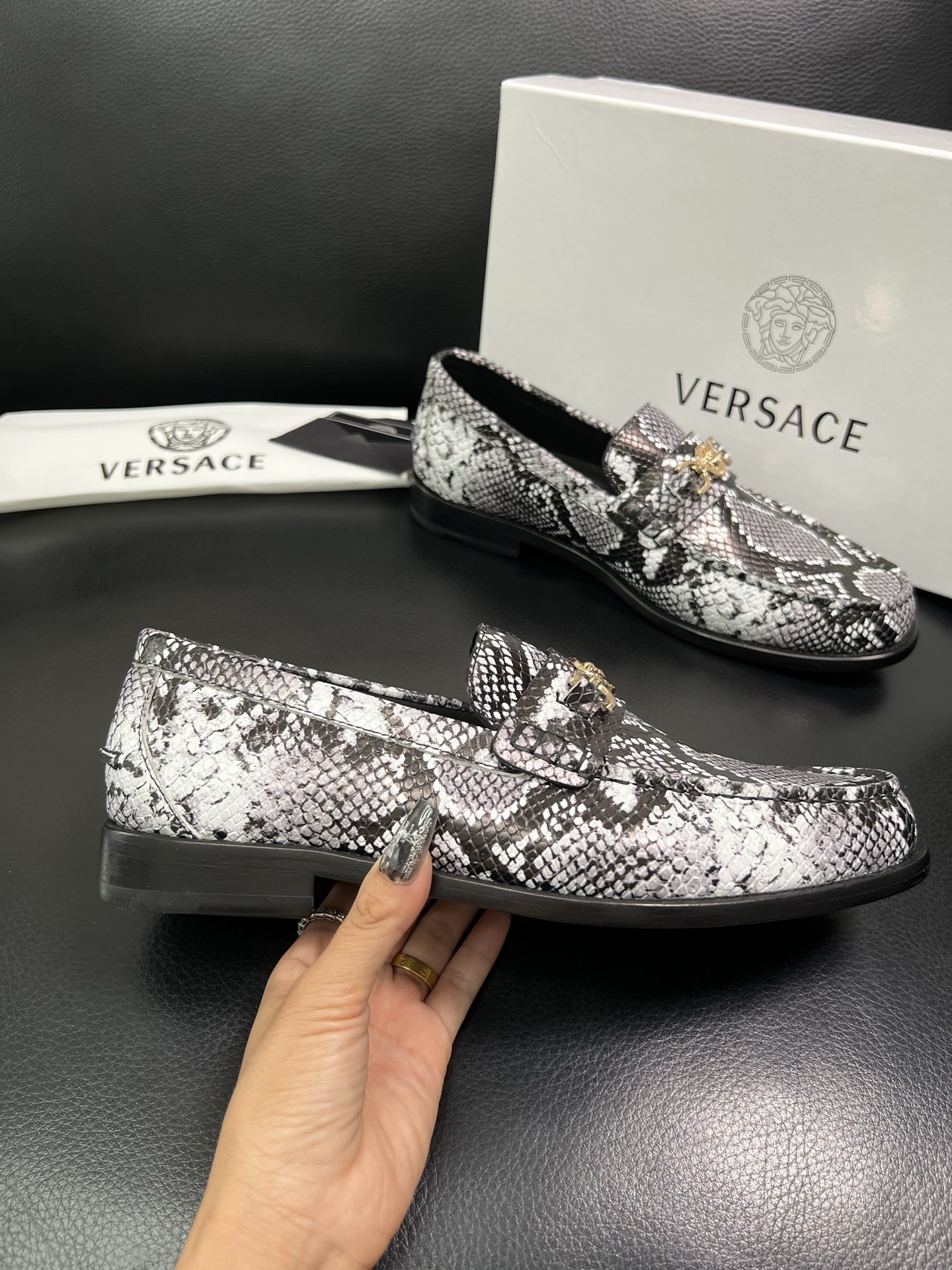 VERSACE 高品质 顶级工艺品 范思哲 专柜同步原厂配置，意大利进口牛皮搭配面料，全鞋配件私模打造，