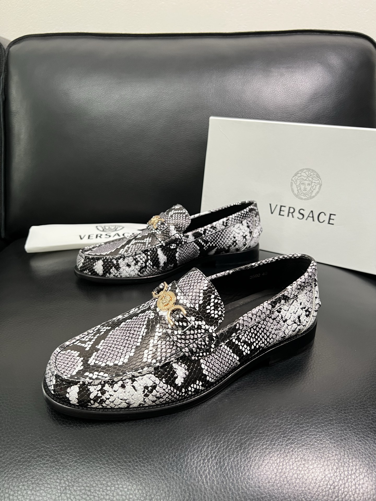 VERSACE 高品质 顶级工艺品 范思哲 专柜同步原厂配置，意大利进口牛皮搭配面料，全鞋配件私模打造，