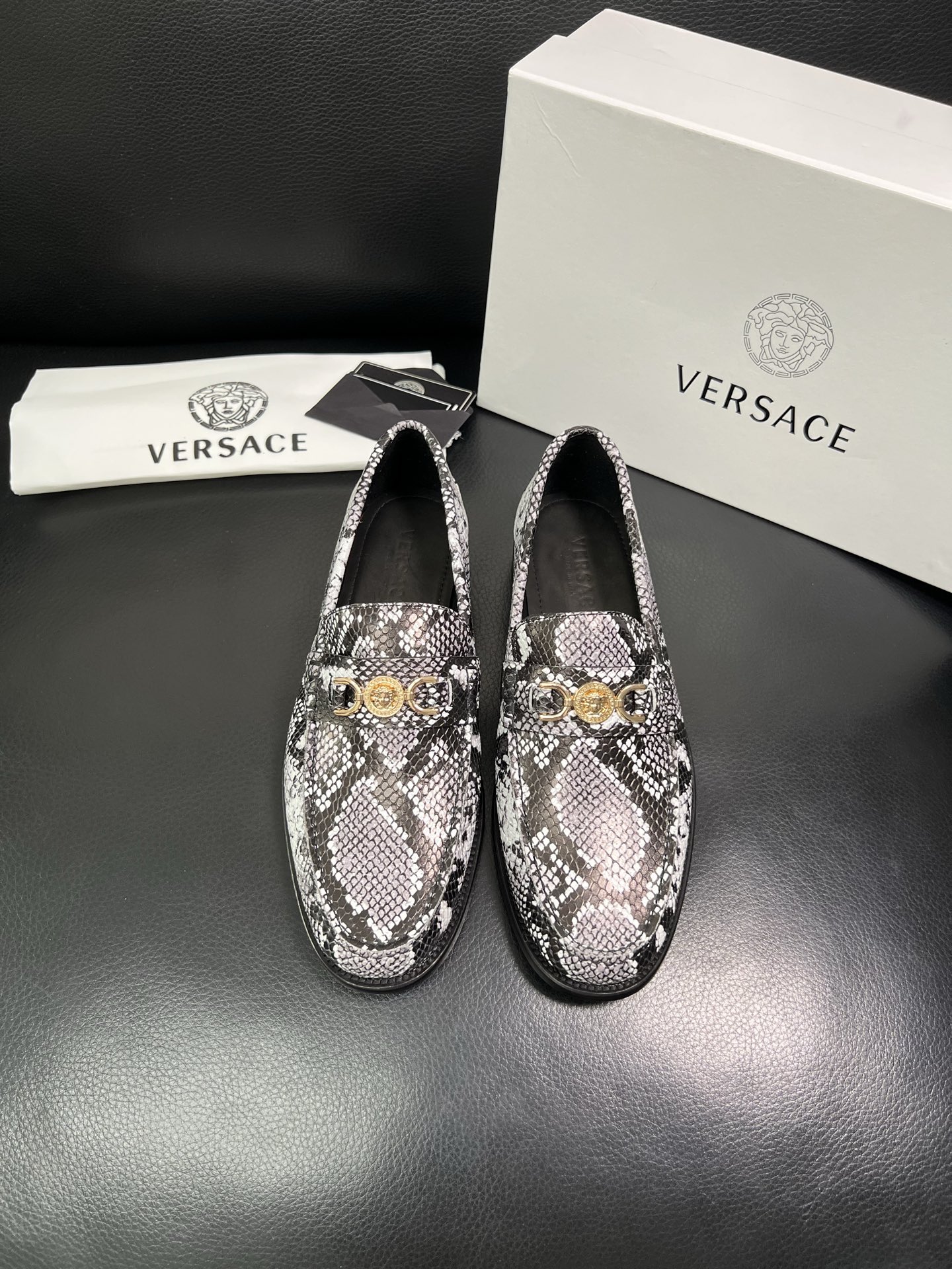 VERSACE 高品质 顶级工艺品 范思哲 专柜同步原厂配置，意大利进口牛皮搭配面料，全鞋配件私模打造，