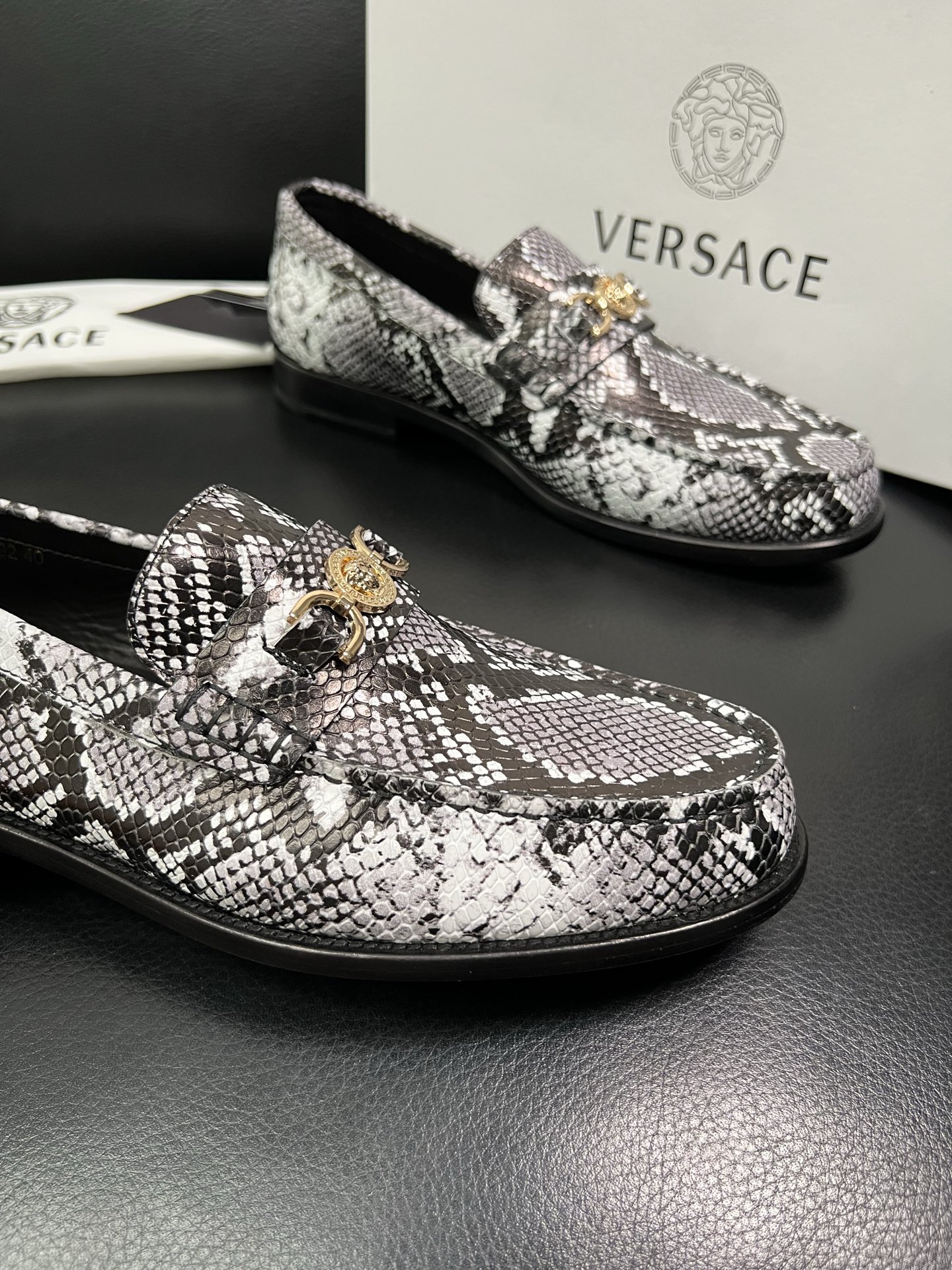 VERSACE 高品质 顶级工艺品 范思哲 专柜同步原厂配置，意大利进口牛皮搭配面料，全鞋配件私模打造，