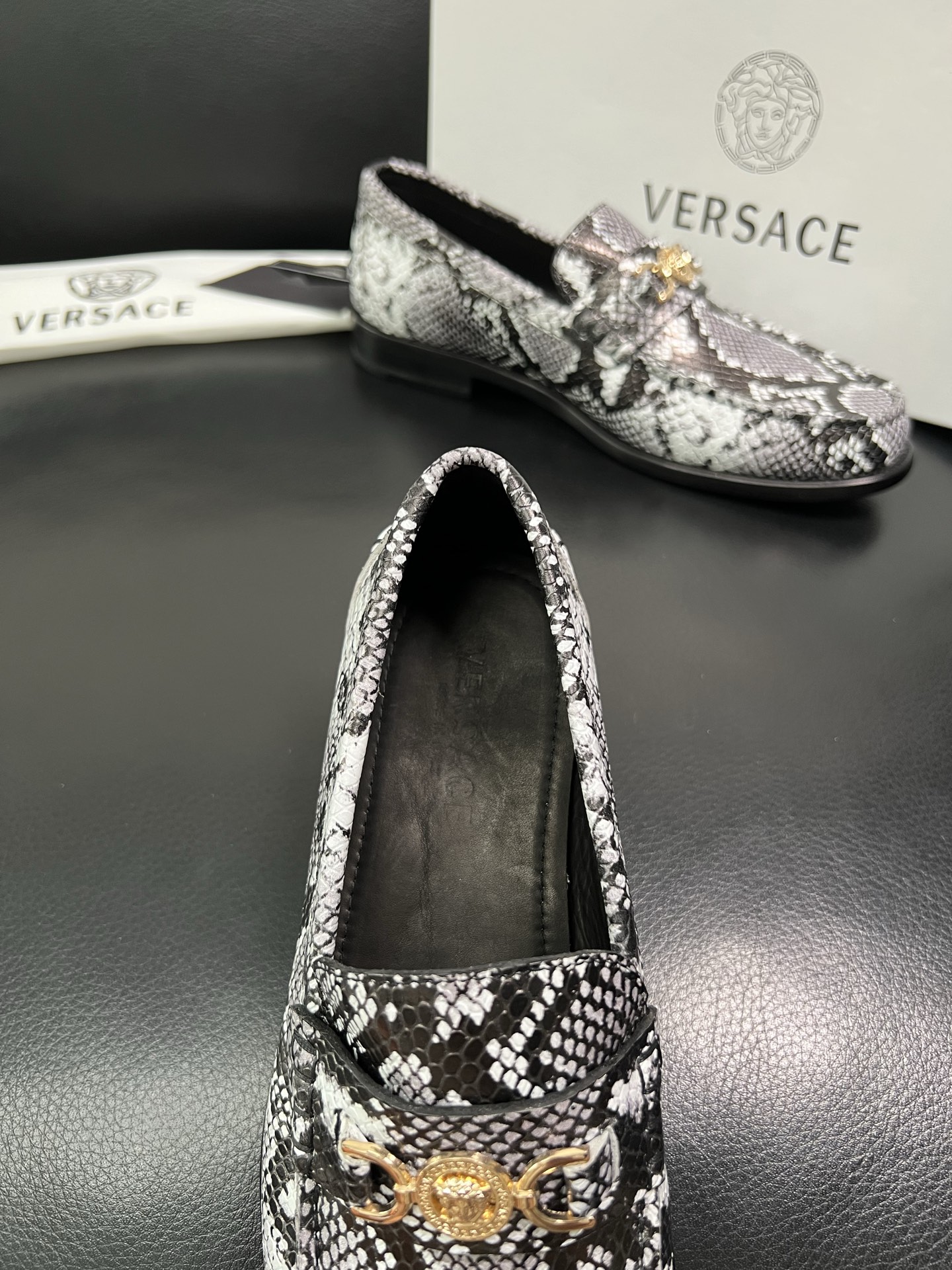 VERSACE 高品质 顶级工艺品 范思哲 专柜同步原厂配置，意大利进口牛皮搭配面料，全鞋配件私模打造，