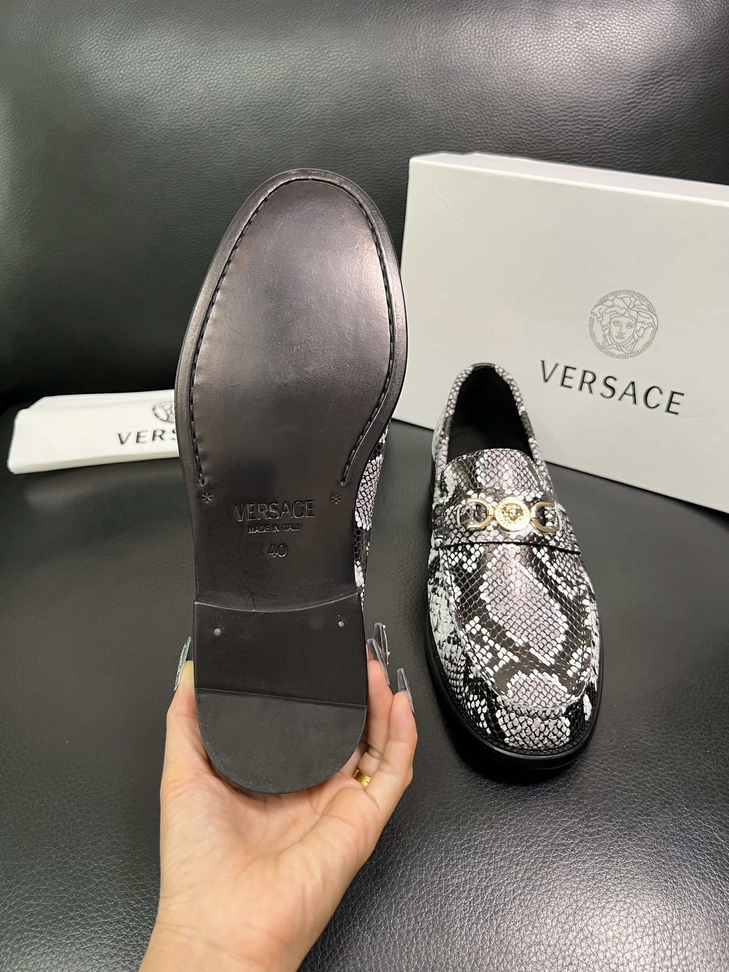 VERSACE 高品质 顶级工艺品 范思哲 专柜同步原厂配置，意大利进口牛皮搭配面料，全鞋配件私模打造，