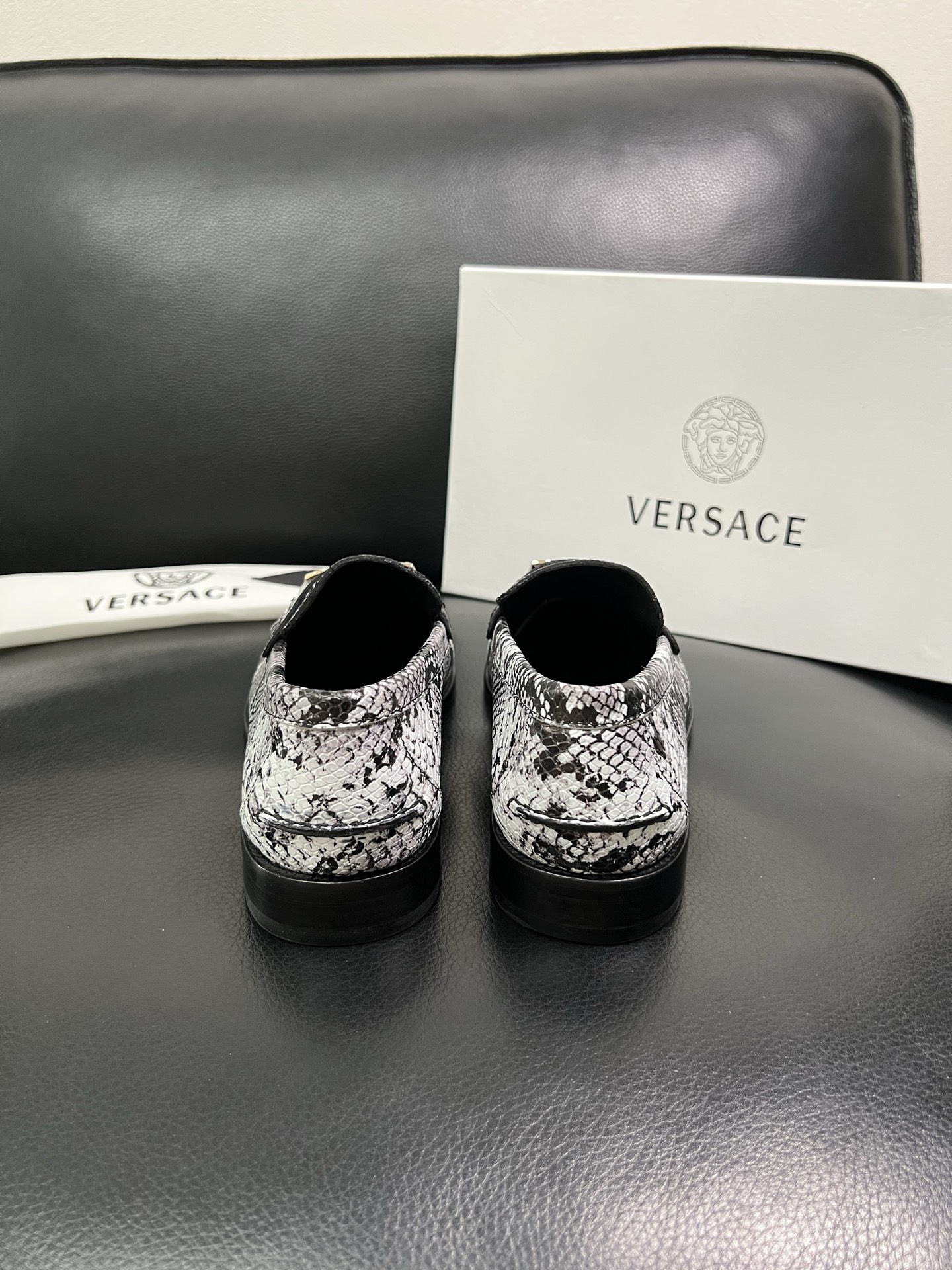 VERSACE 高品质 顶级工艺品 范思哲 专柜同步原厂配置，意大利进口牛皮搭配面料，全鞋配件私模打造，