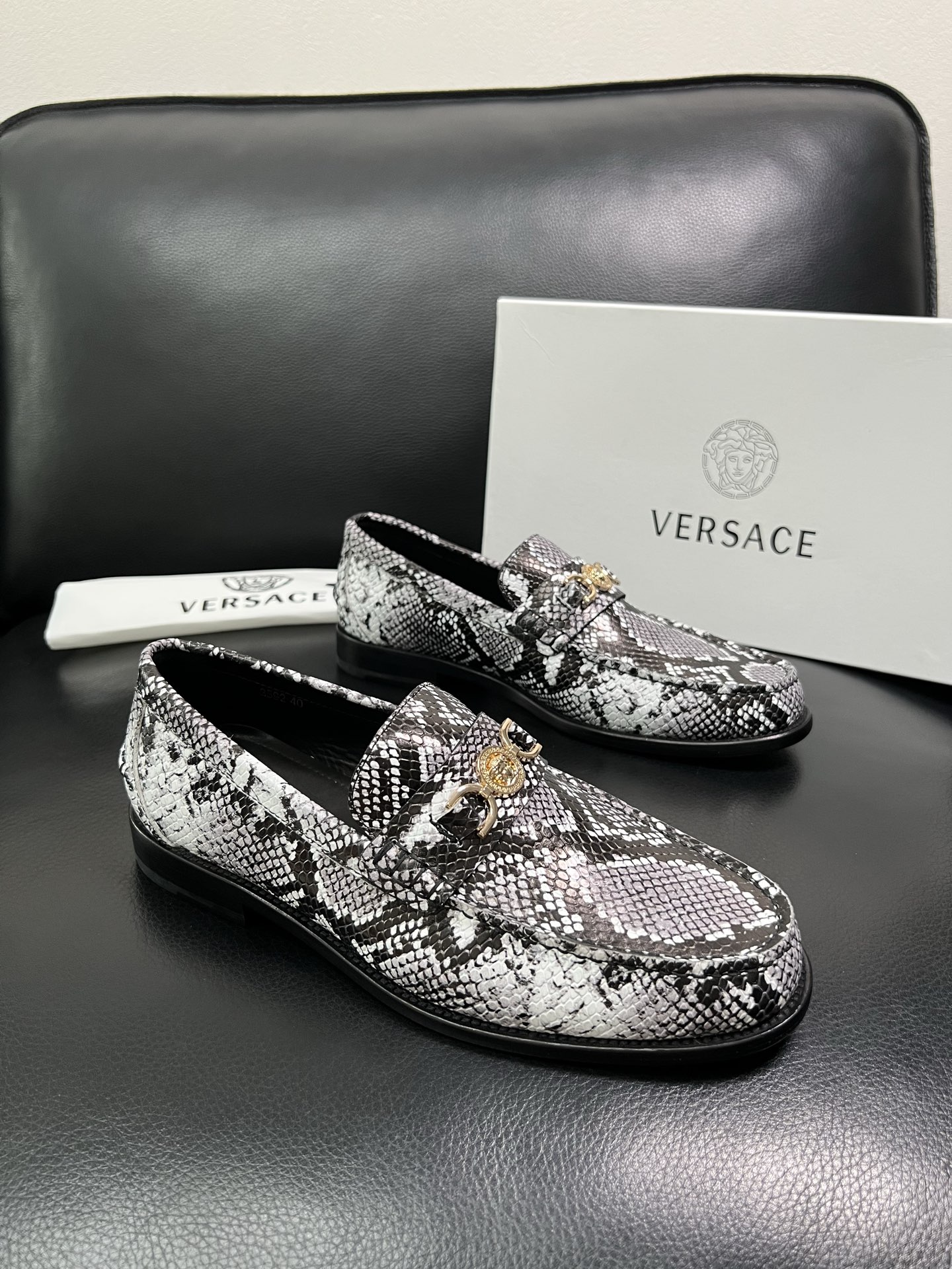 VERSACE 高品质 顶级工艺品 范思哲 专柜同步原厂配置，意大利进口牛皮搭配面料，全鞋配件私模打造，