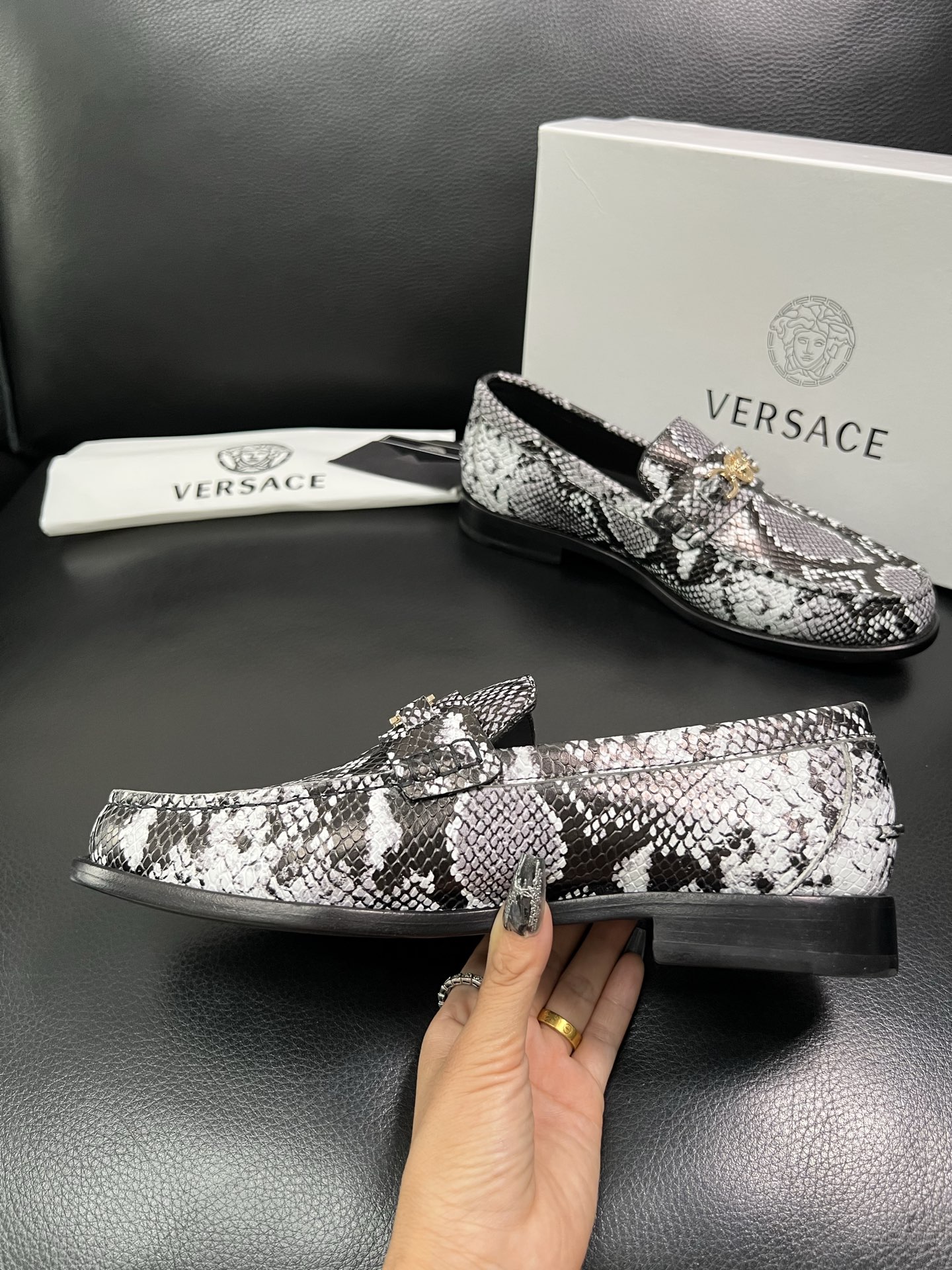 VERSACE 高品质 顶级工艺品 范思哲 专柜同步原厂配置，意大利进口牛皮搭配面料，全鞋配件私模打造，
