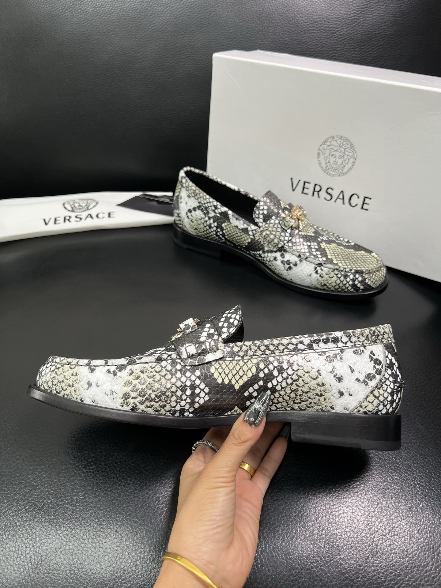 VERSACE 高品质 顶级工艺品 范思哲 专柜同步原厂配置，意大利进口牛皮搭配面料，全鞋配件私模打造，