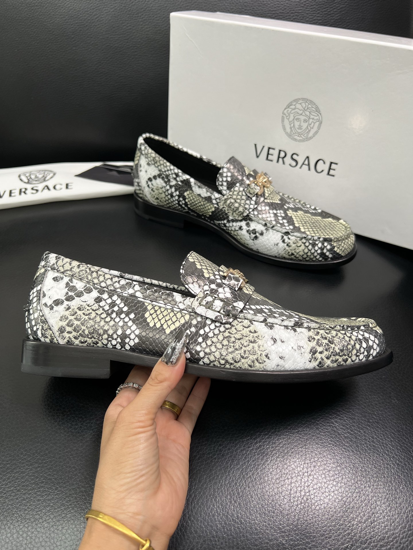 VERSACE 高品质 顶级工艺品 范思哲 专柜同步原厂配置，意大利进口牛皮搭配面料，全鞋配件私模打造，