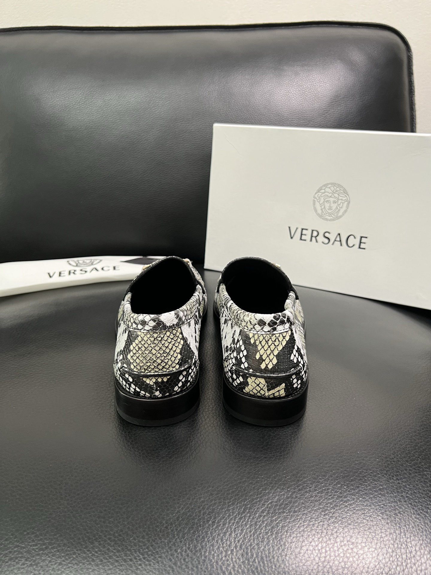 VERSACE 高品质 顶级工艺品 范思哲 专柜同步原厂配置，意大利进口牛皮搭配面料，全鞋配件私模打造，
