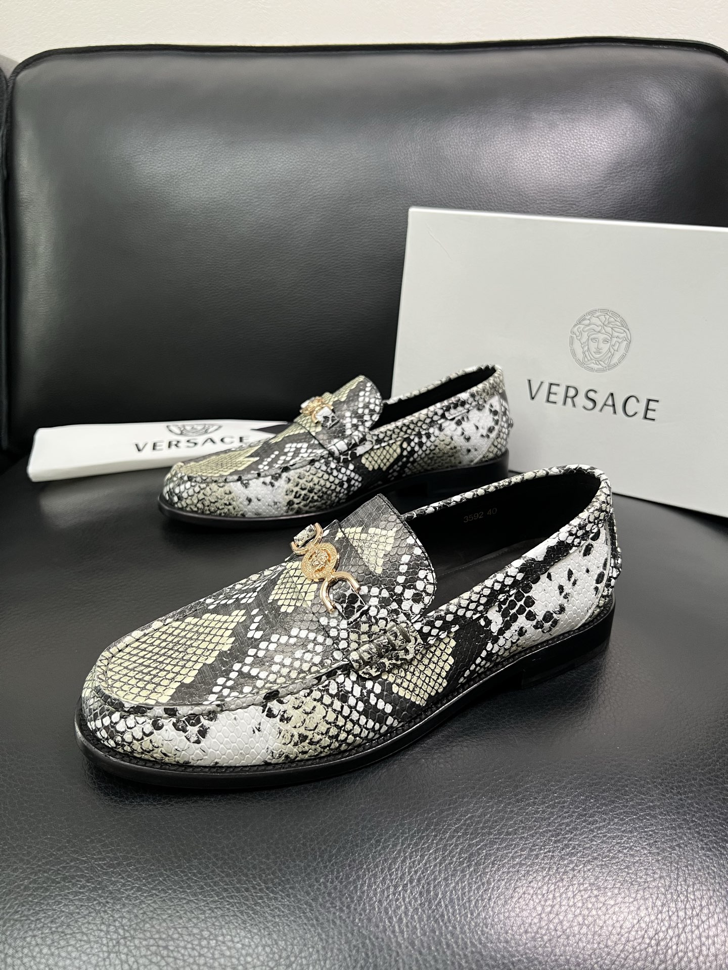 VERSACE 高品质 顶级工艺品 范思哲 专柜同步原厂配置，意大利进口牛皮搭配面料，全鞋配件私模打造，