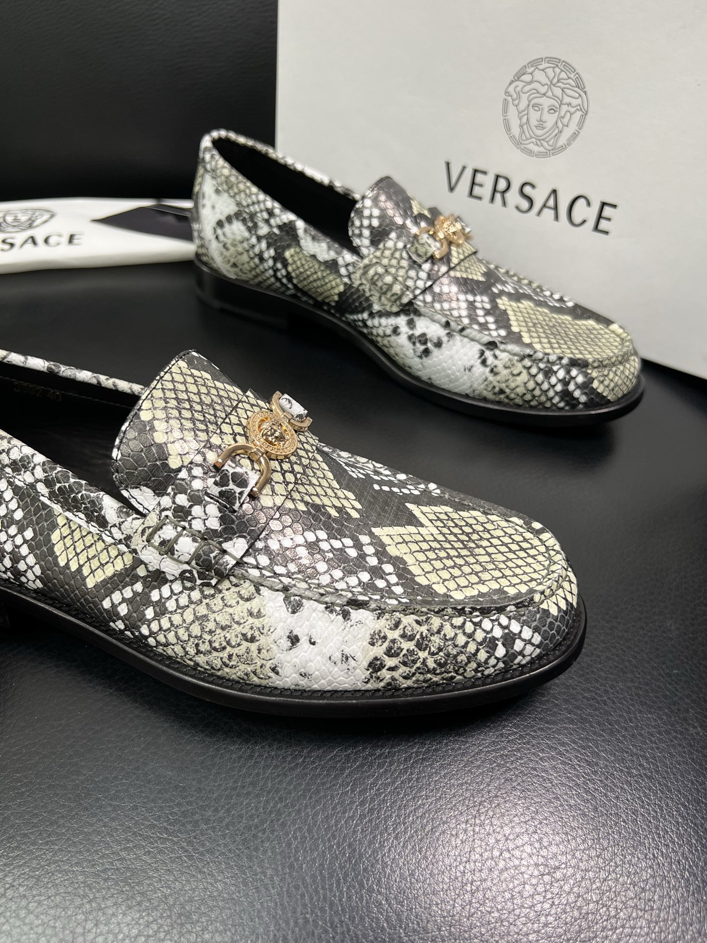 VERSACE 高品质 顶级工艺品 范思哲 专柜同步原厂配置，意大利进口牛皮搭配面料，全鞋配件私模打造，