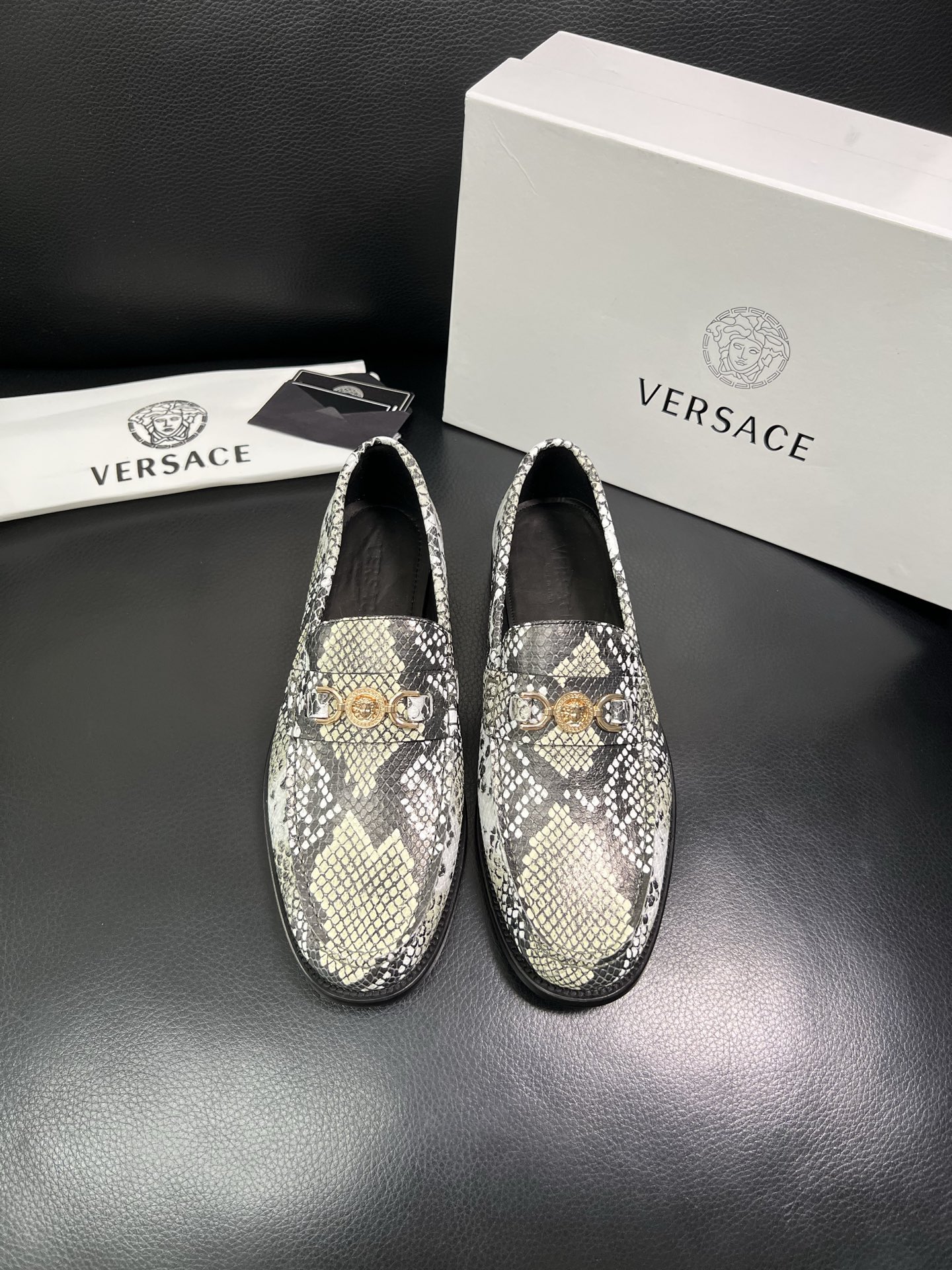 VERSACE 高品质 顶级工艺品 范思哲 专柜同步原厂配置，意大利进口牛皮搭配面料，全鞋配件私模打造，