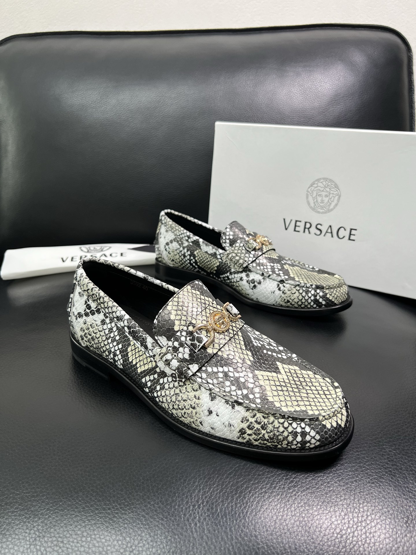 VERSACE 高品质 顶级工艺品 范思哲 专柜同步原厂配置，意大利进口牛皮搭配面料，全鞋配件私模打造，