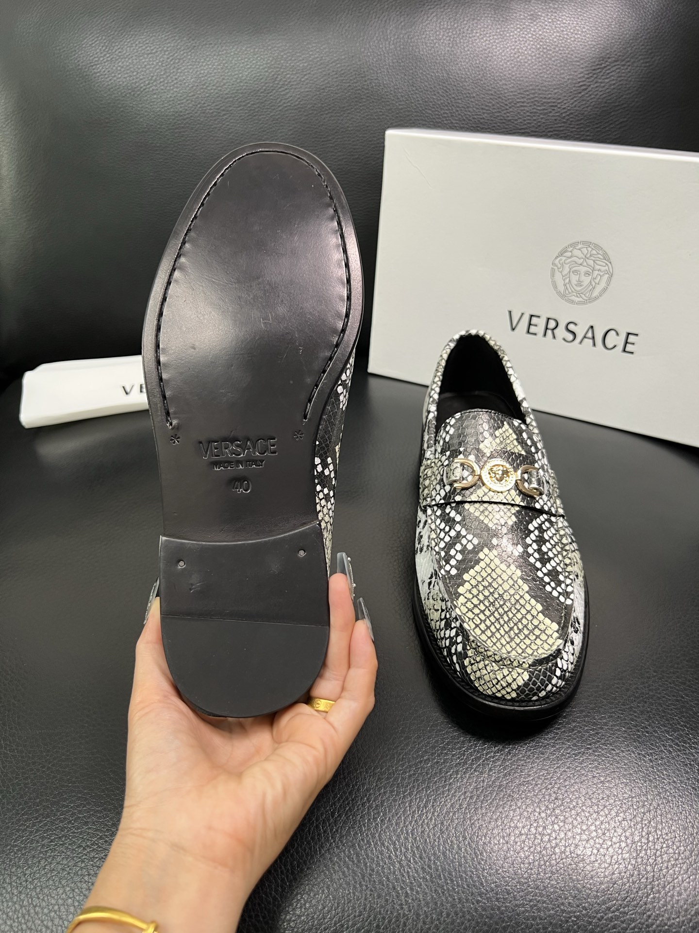 VERSACE 高品质 顶级工艺品 范思哲 专柜同步原厂配置，意大利进口牛皮搭配面料，全鞋配件私模打造，