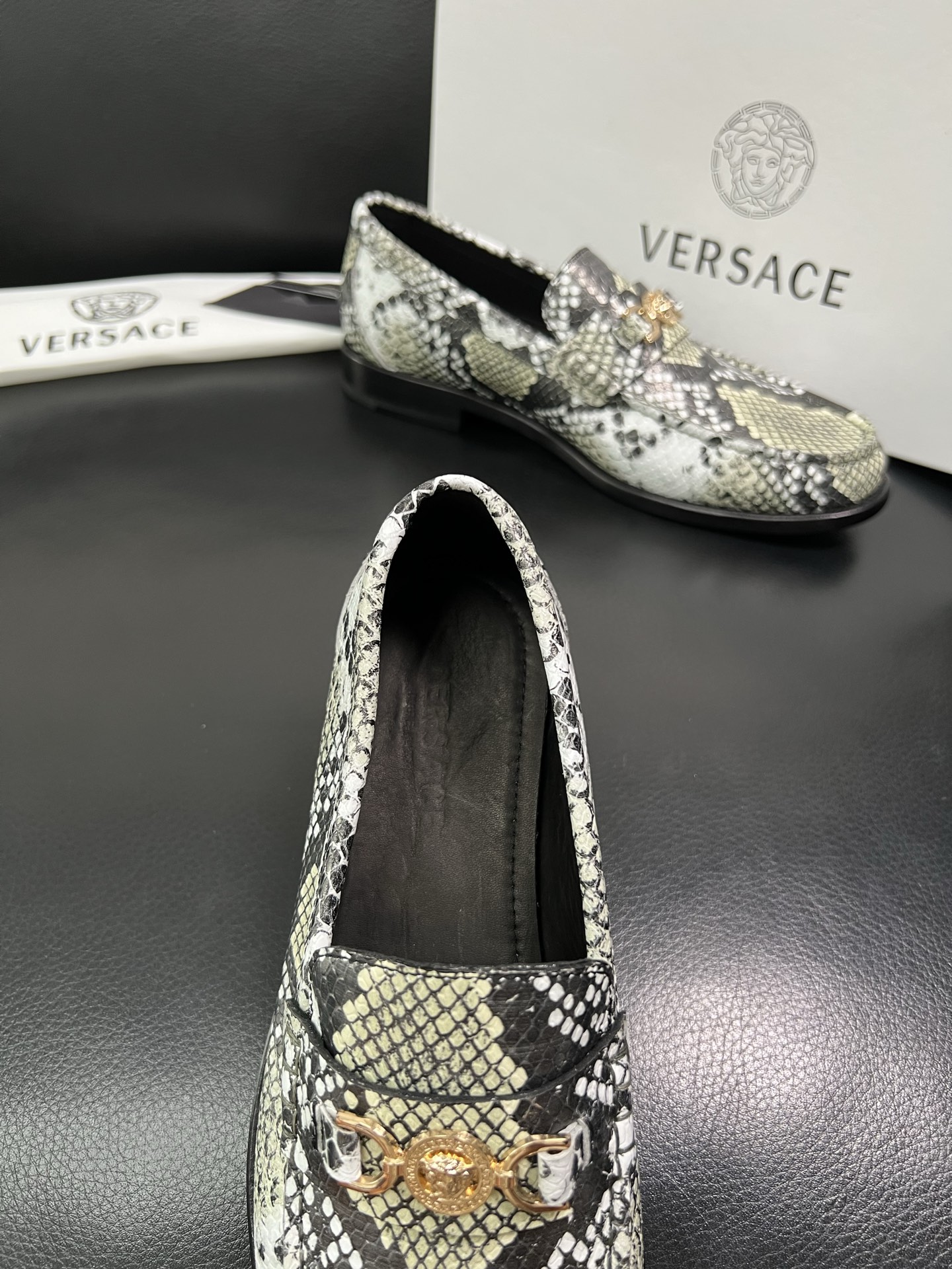 VERSACE 高品质 顶级工艺品 范思哲 专柜同步原厂配置，意大利进口牛皮搭配面料，全鞋配件私模打造，