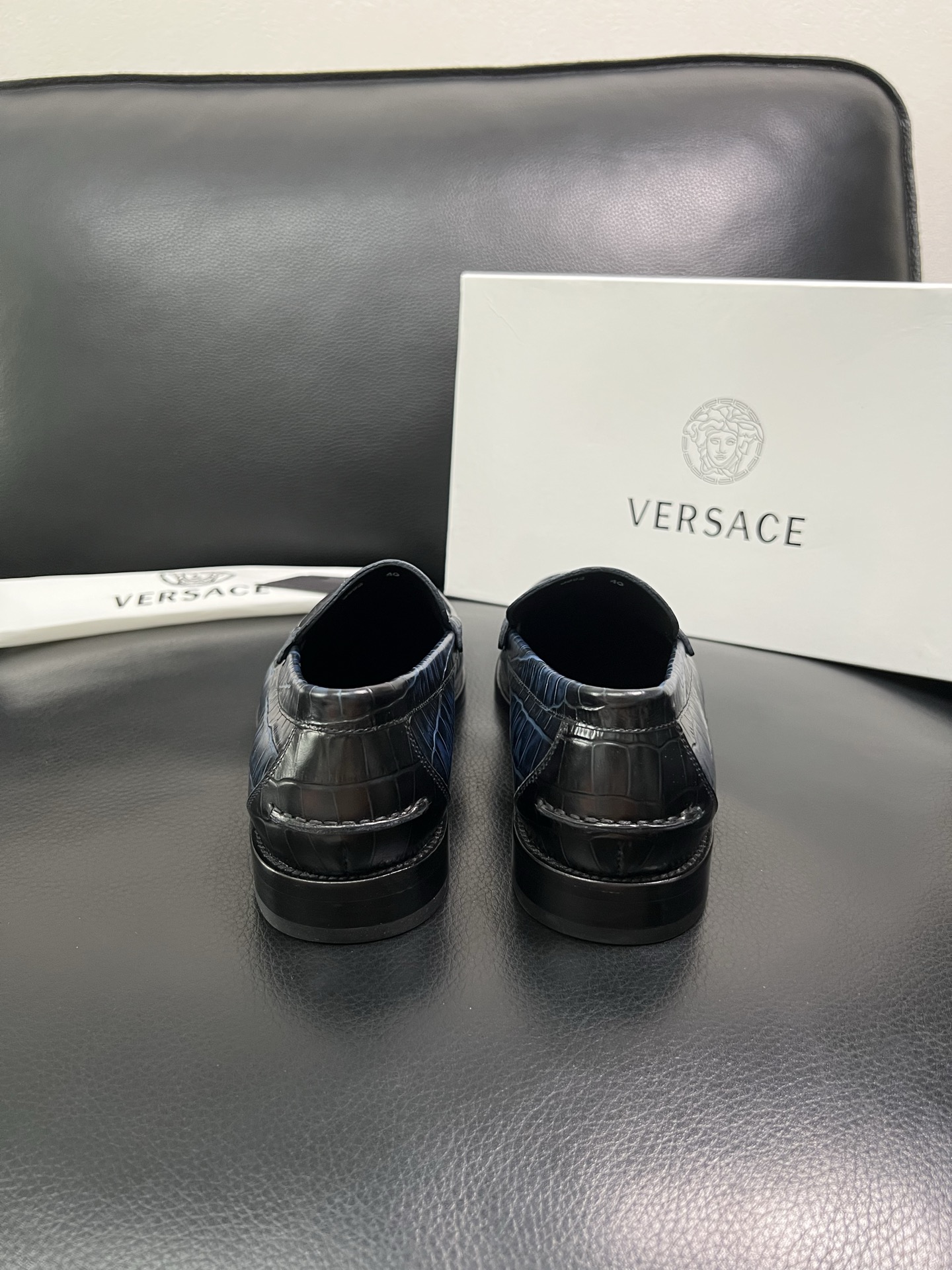 VERSACE 高品质 顶级工艺品 范思哲 专柜同步原厂配置，意大利进口牛皮搭配面料，全鞋配件私模打造，
