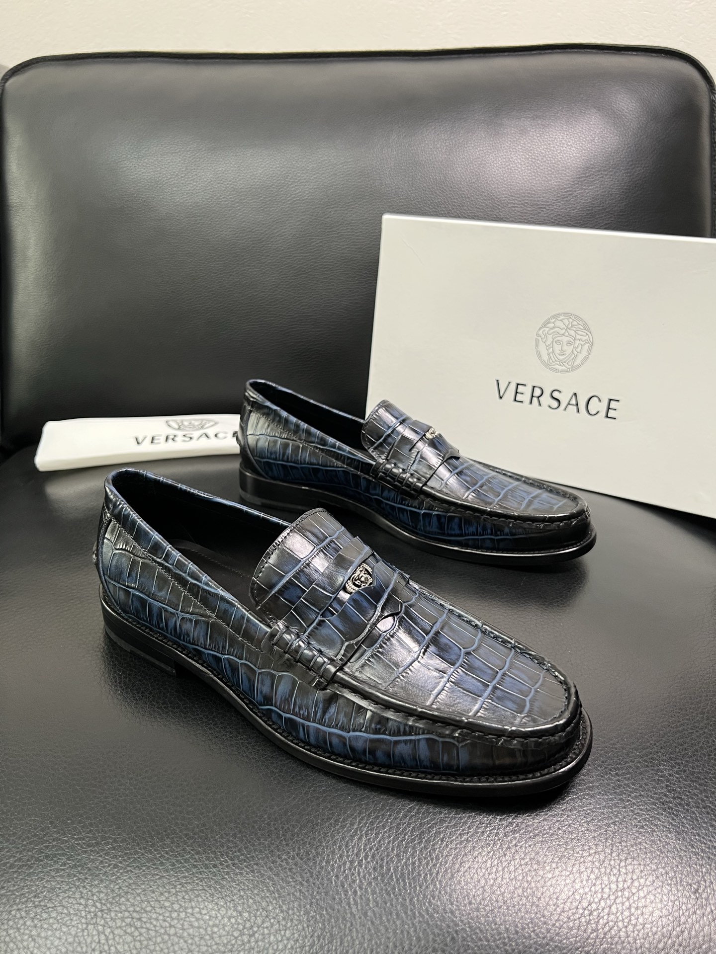 VERSACE 高品质 顶级工艺品 范思哲 专柜同步原厂配置，意大利进口牛皮搭配面料，全鞋配件私模打造，