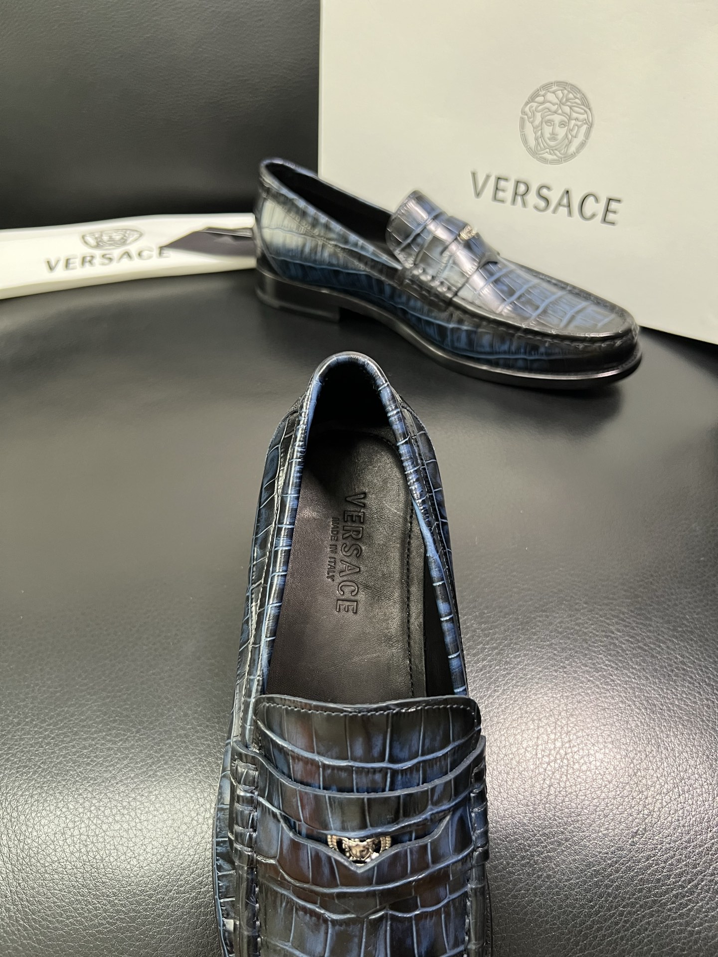 VERSACE 高品质 顶级工艺品 范思哲 专柜同步原厂配置，意大利进口牛皮搭配面料，全鞋配件私模打造，