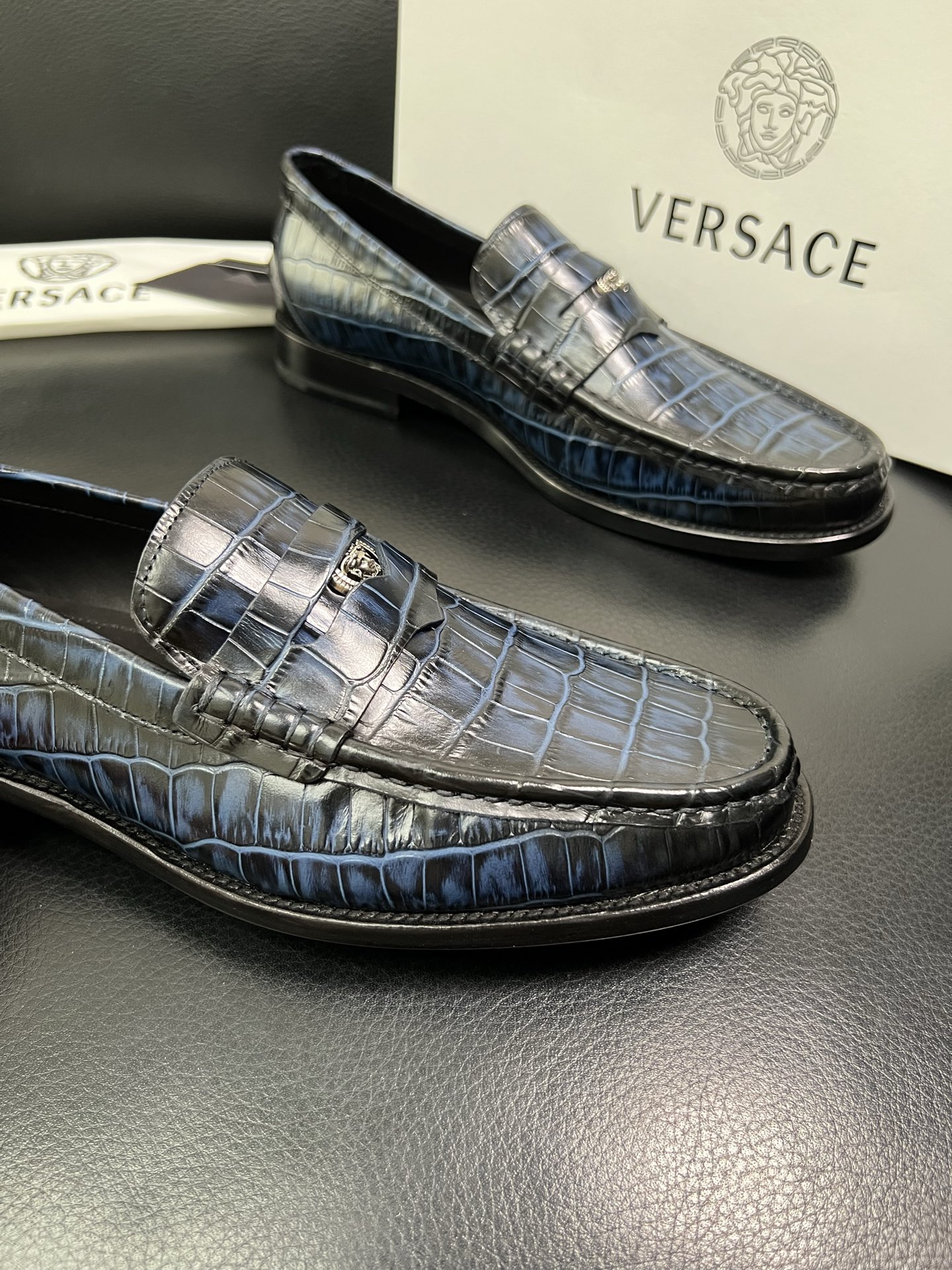 VERSACE 高品质 顶级工艺品 范思哲 专柜同步原厂配置，意大利进口牛皮搭配面料，全鞋配件私模打造，