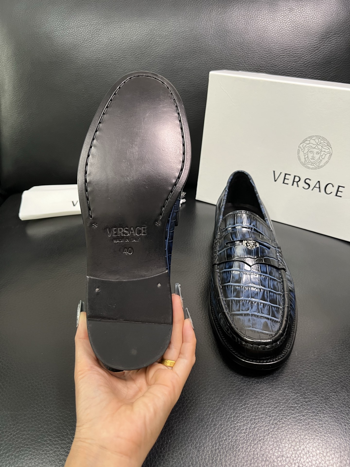 VERSACE 高品质 顶级工艺品 范思哲 专柜同步原厂配置，意大利进口牛皮搭配面料，全鞋配件私模打造，