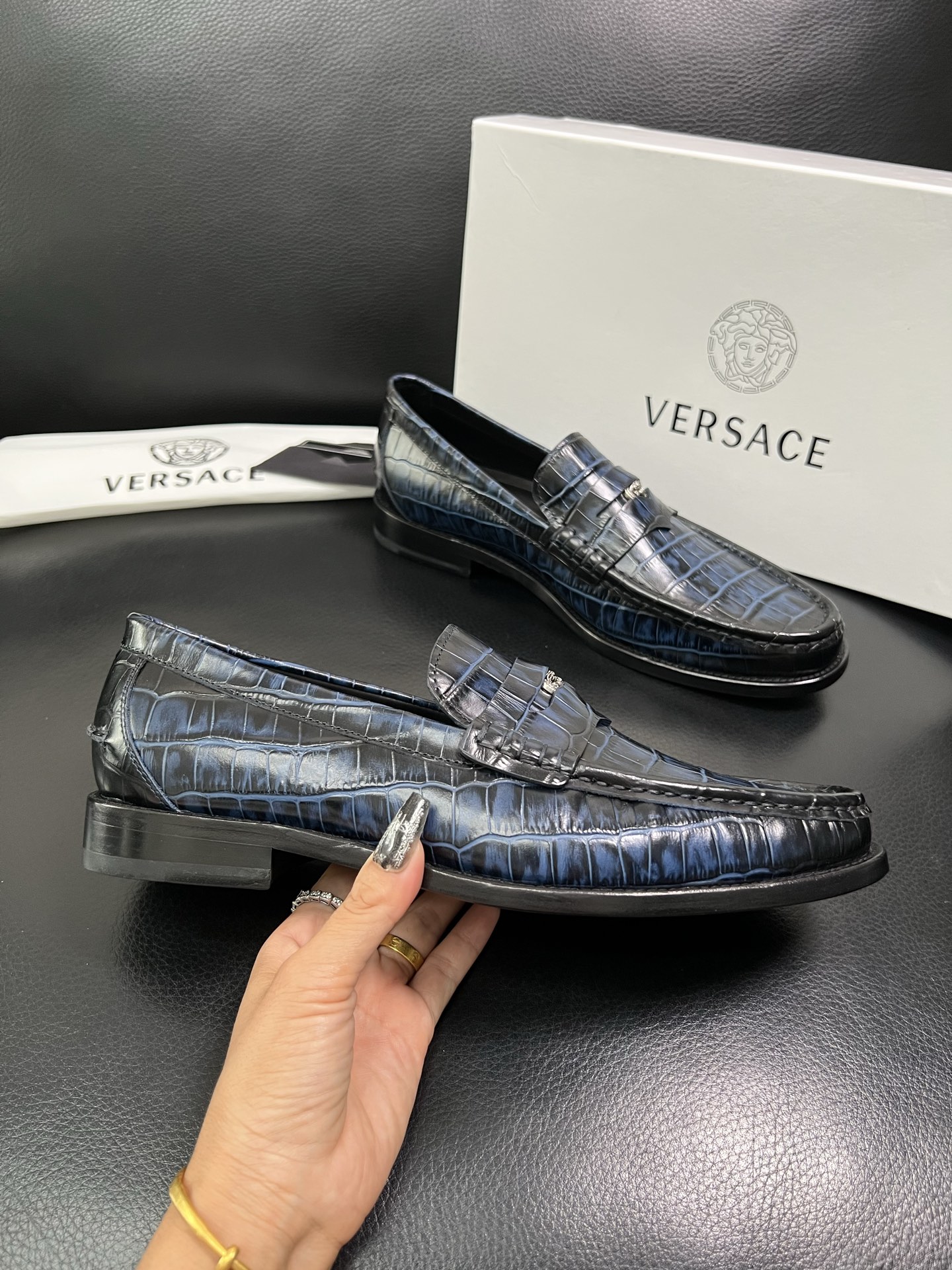 VERSACE 高品质 顶级工艺品 范思哲 专柜同步原厂配置，意大利进口牛皮搭配面料，全鞋配件私模打造，