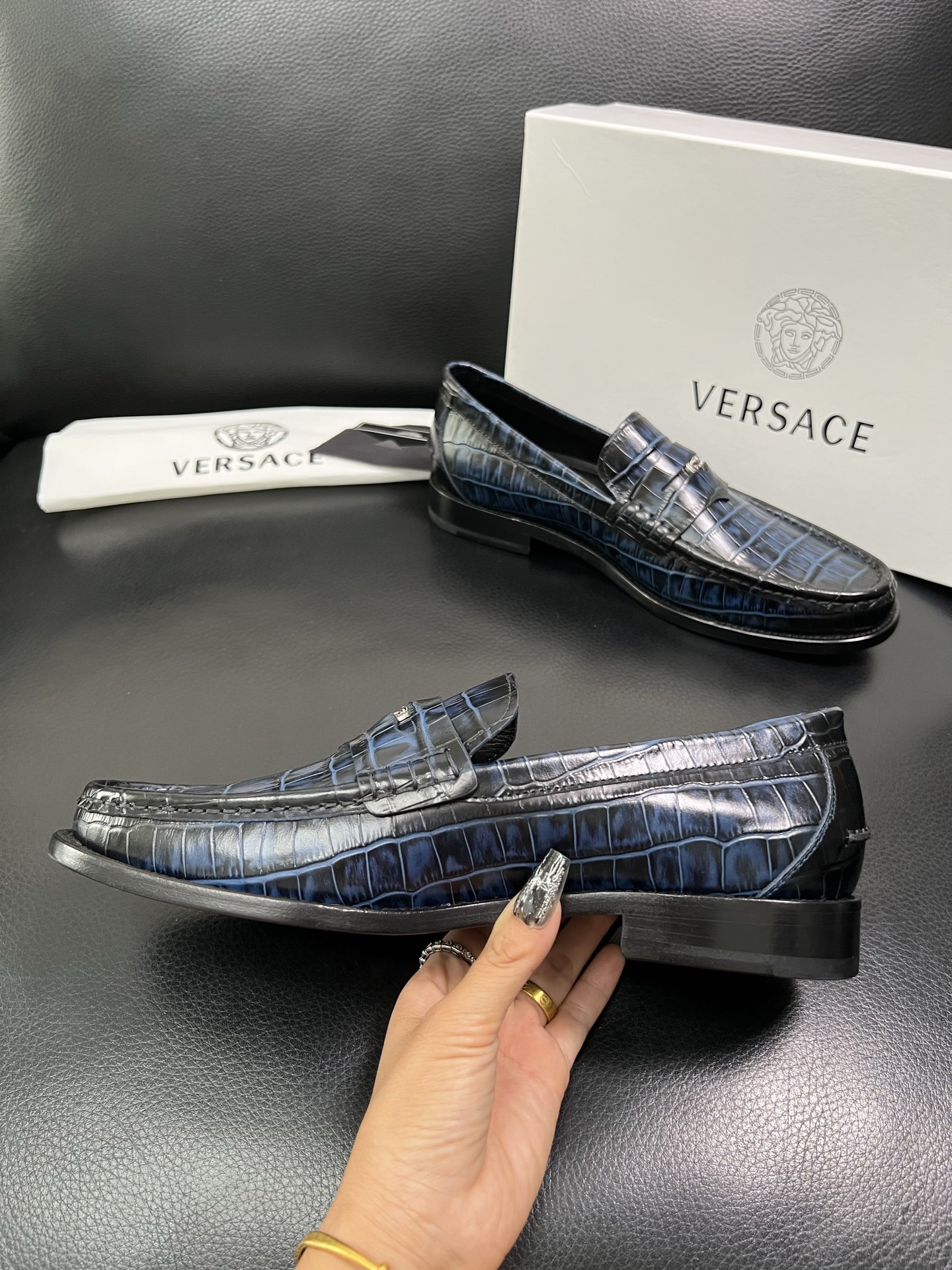 VERSACE 高品质 顶级工艺品 范思哲 专柜同步原厂配置，意大利进口牛皮搭配面料，全鞋配件私模打造，