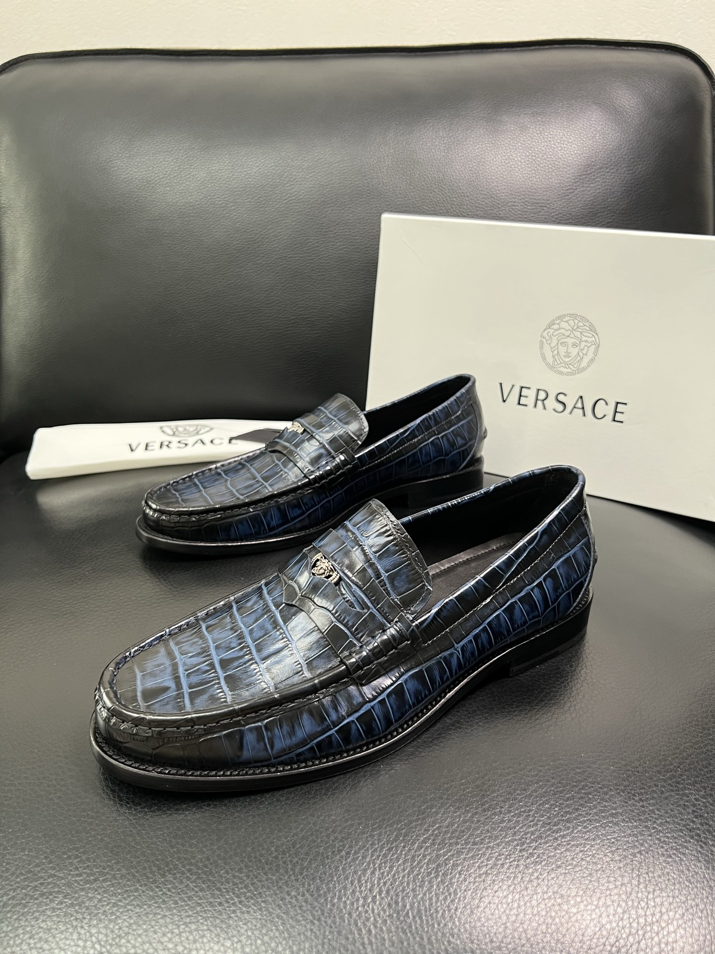 VERSACE 高品质 顶级工艺品 范思哲 专柜同步原厂配置，意大利进口牛皮搭配面料，全鞋配件私模打造，