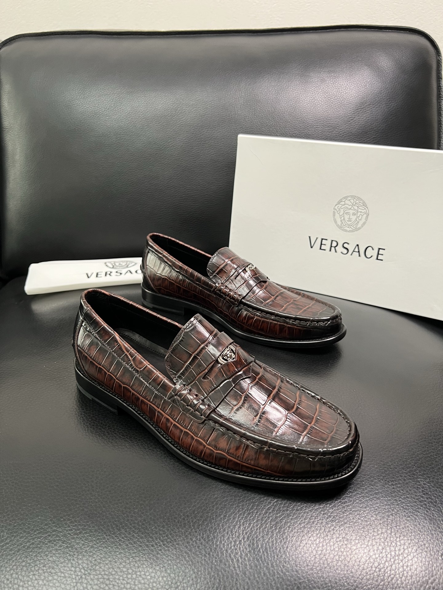 VERSACE 高品质 顶级工艺品 范思哲 专柜同步原厂配置，意大利进口牛皮搭配面料，全鞋配件私模打造，