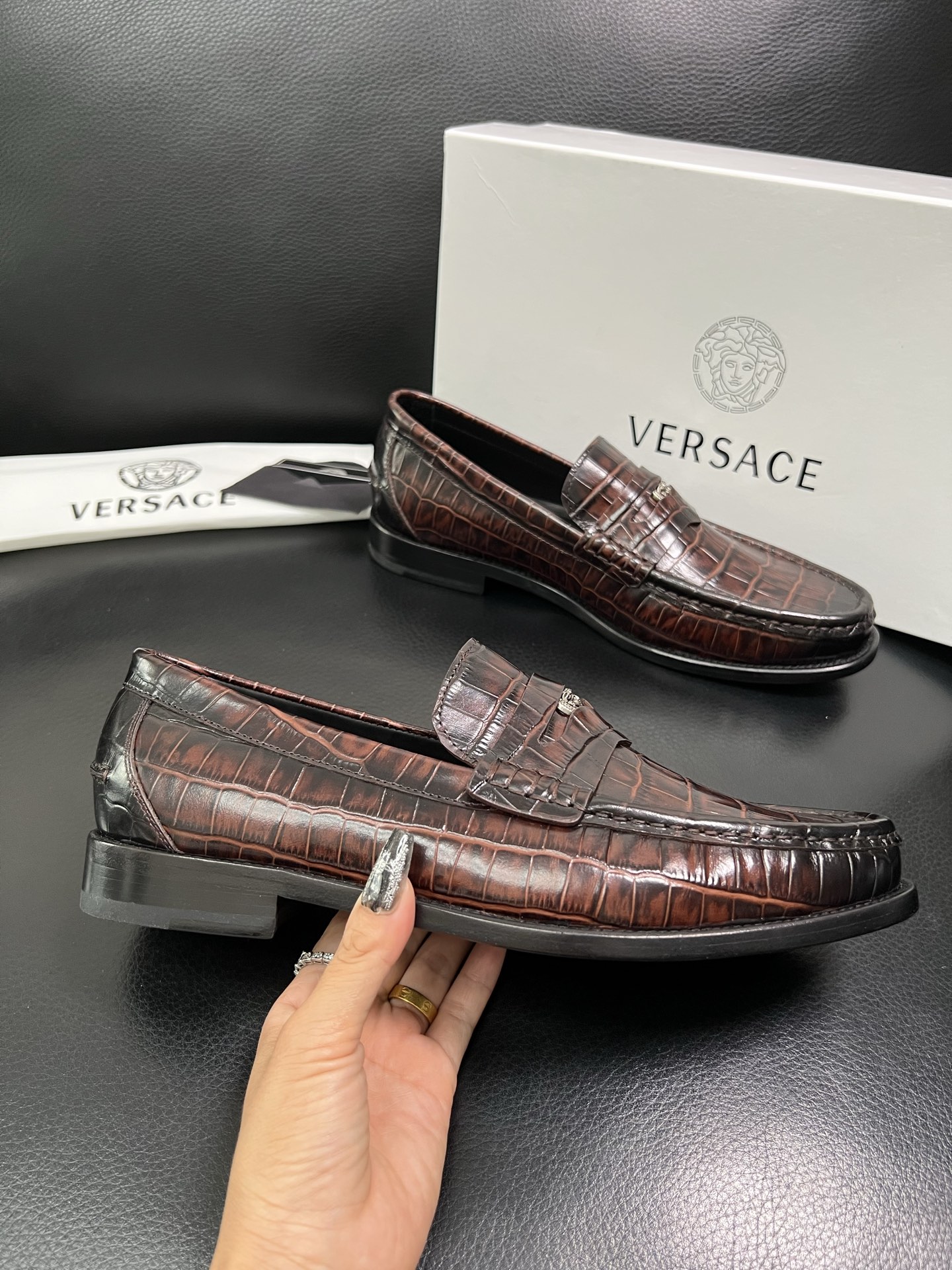 VERSACE 高品质 顶级工艺品 范思哲 专柜同步原厂配置，意大利进口牛皮搭配面料，全鞋配件私模打造，
