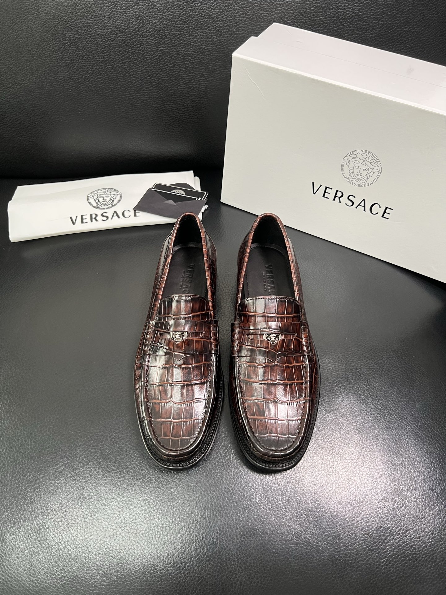 VERSACE 高品质 顶级工艺品 范思哲 专柜同步原厂配置，意大利进口牛皮搭配面料，全鞋配件私模打造，