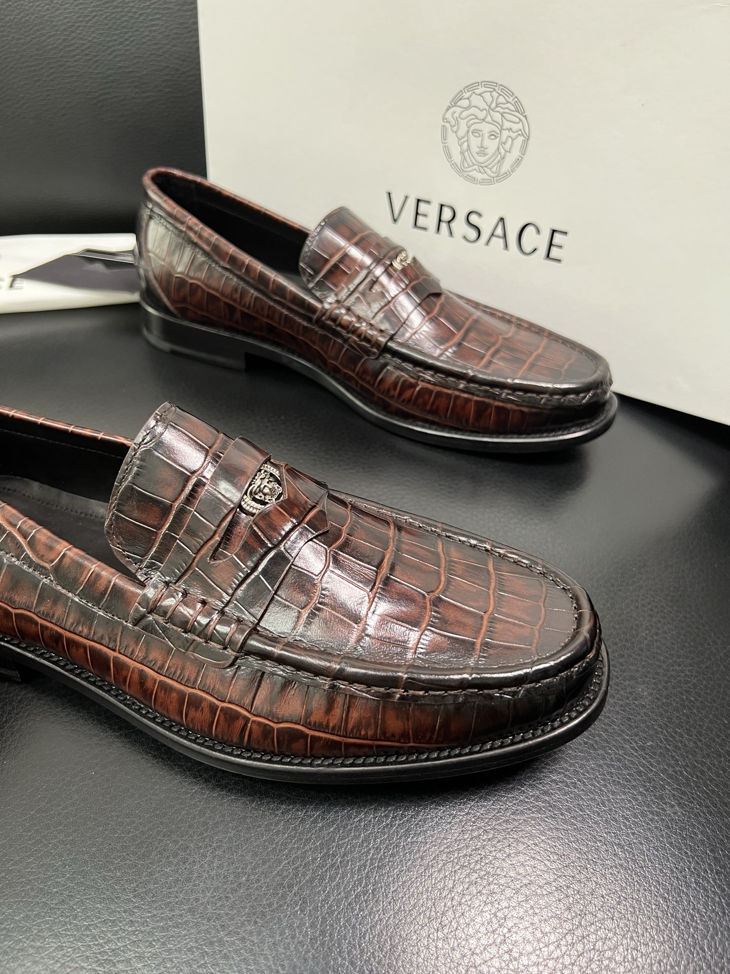 VERSACE 高品质 顶级工艺品 范思哲 专柜同步原厂配置，意大利进口牛皮搭配面料，全鞋配件私模打造，