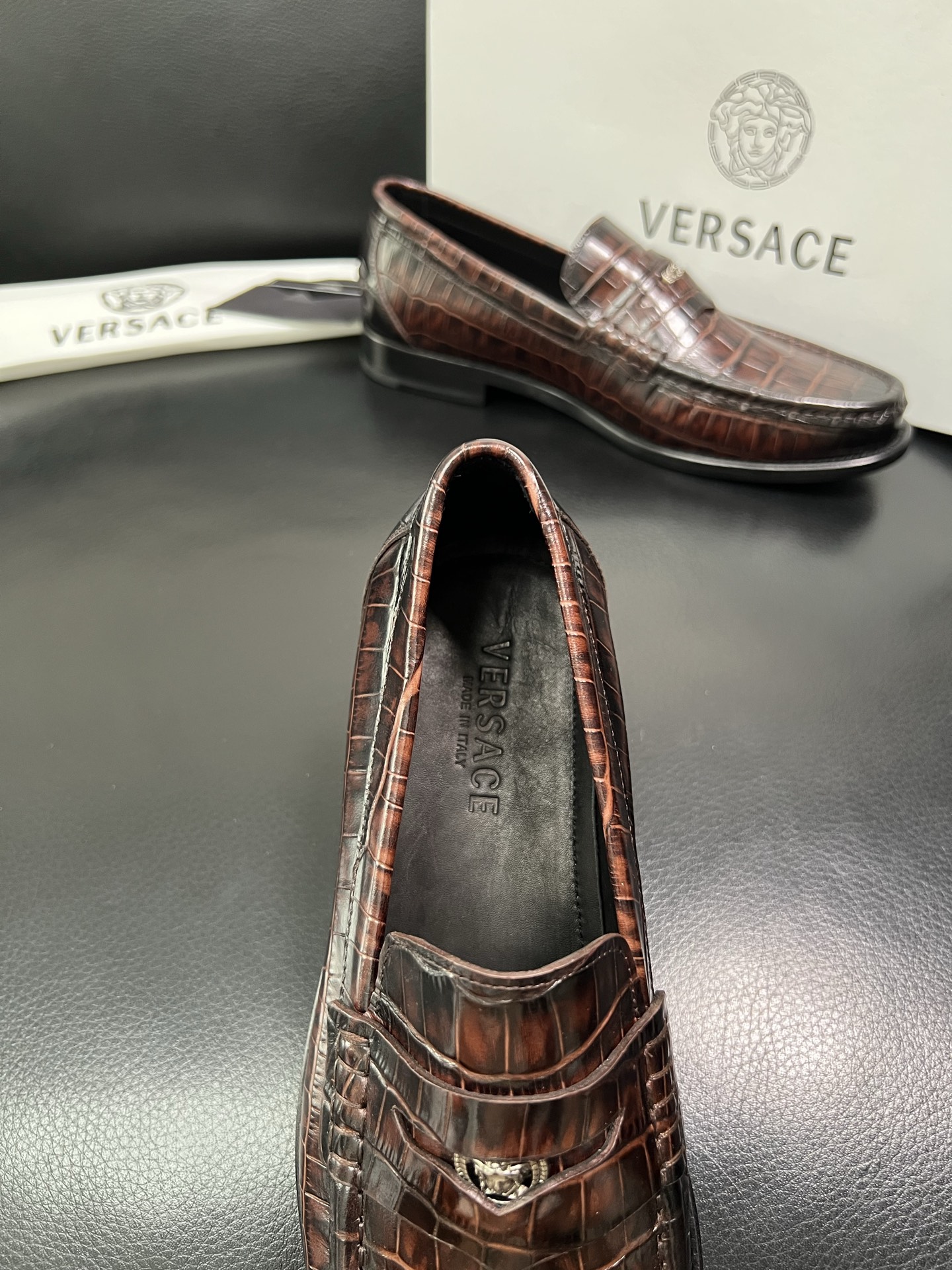 VERSACE 高品质 顶级工艺品 范思哲 专柜同步原厂配置，意大利进口牛皮搭配面料，全鞋配件私模打造，