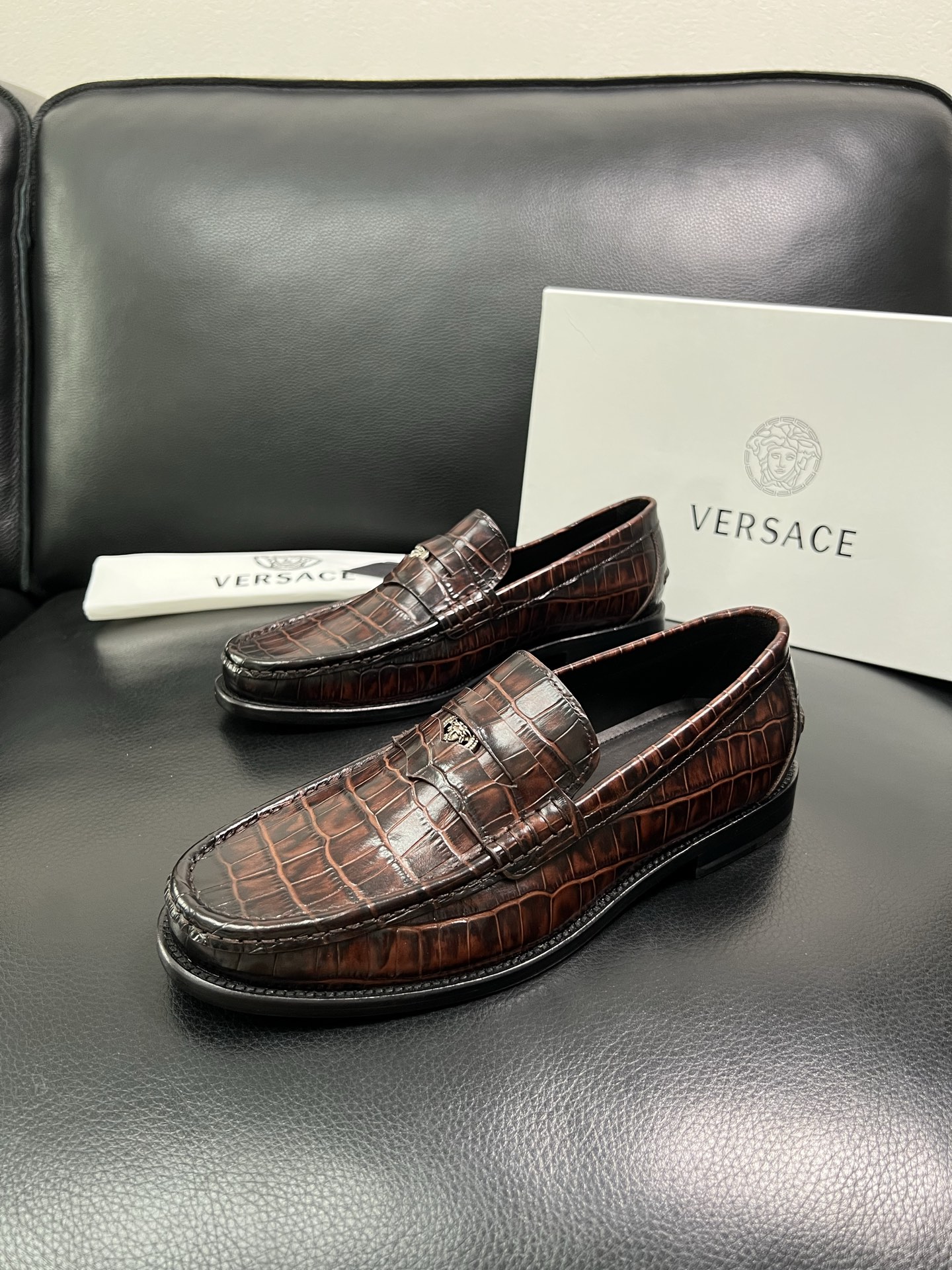 VERSACE 高品质 顶级工艺品 范思哲 专柜同步原厂配置，意大利进口牛皮搭配面料，全鞋配件私模打造，