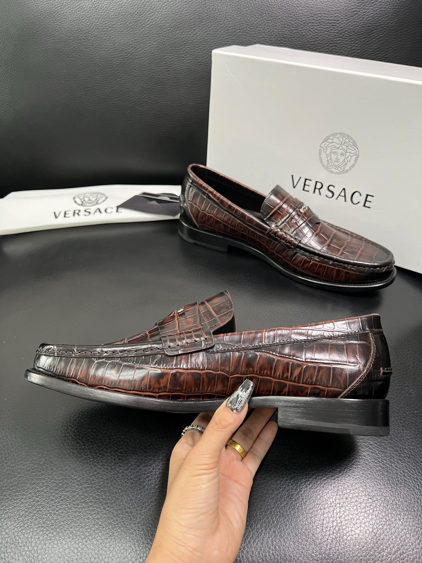 VERSACE 高品质 顶级工艺品 范思哲 专柜同步原厂配置，意大利进口牛皮搭配面料，全鞋配件私模打造，