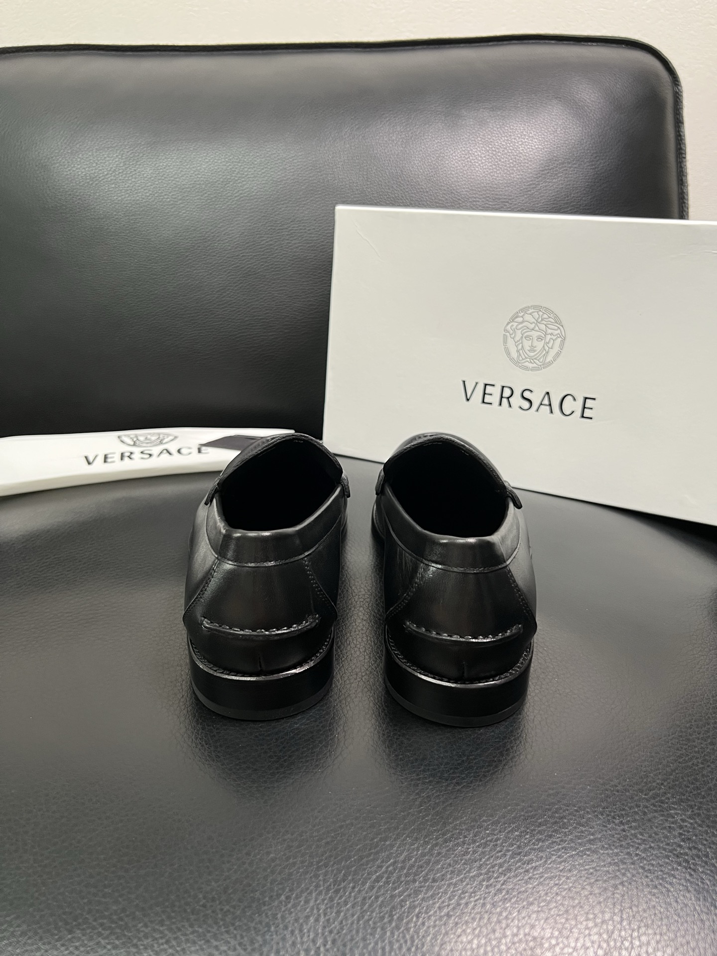 VERSACE 高品质 顶级工艺品 范思哲 专柜同步原厂配置，意大利进口牛皮搭配面料，全鞋配件私模打造，