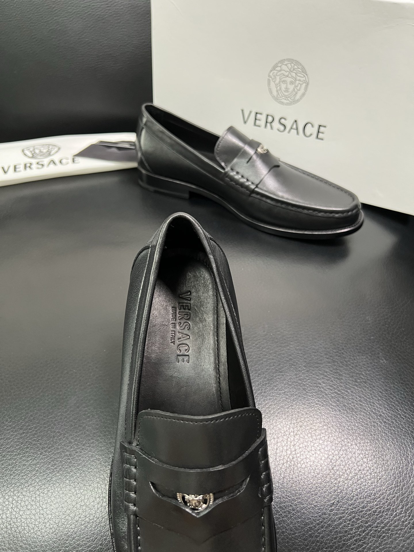 VERSACE 高品质 顶级工艺品 范思哲 专柜同步原厂配置，意大利进口牛皮搭配面料，全鞋配件私模打造，