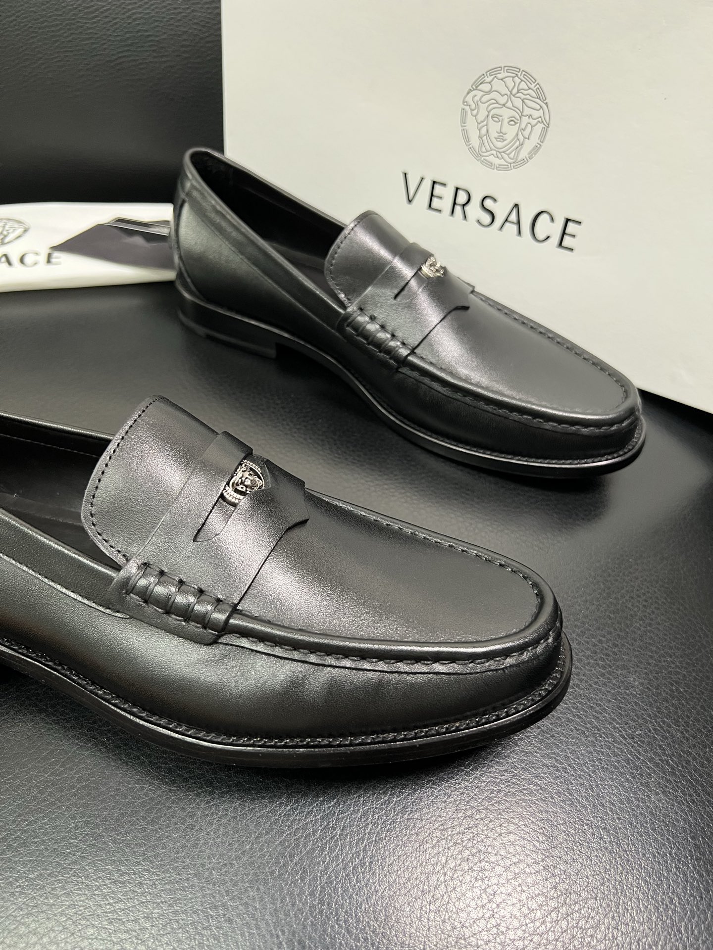 VERSACE 高品质 顶级工艺品 范思哲 专柜同步原厂配置，意大利进口牛皮搭配面料，全鞋配件私模打造，