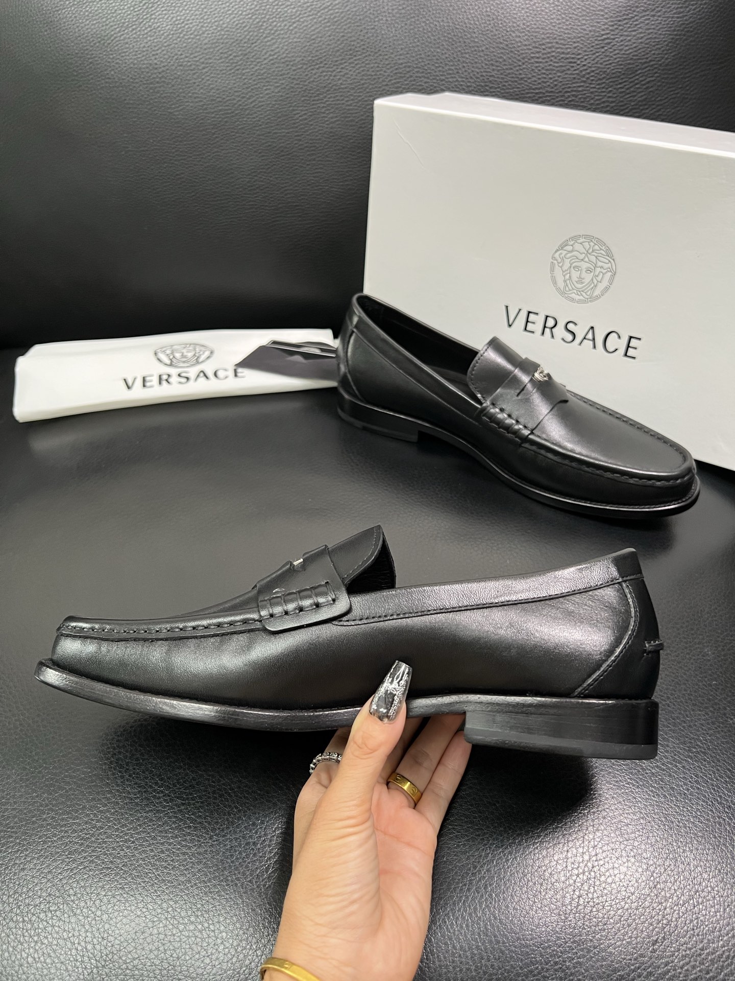 VERSACE 高品质 顶级工艺品 范思哲 专柜同步原厂配置，意大利进口牛皮搭配面料，全鞋配件私模打造，