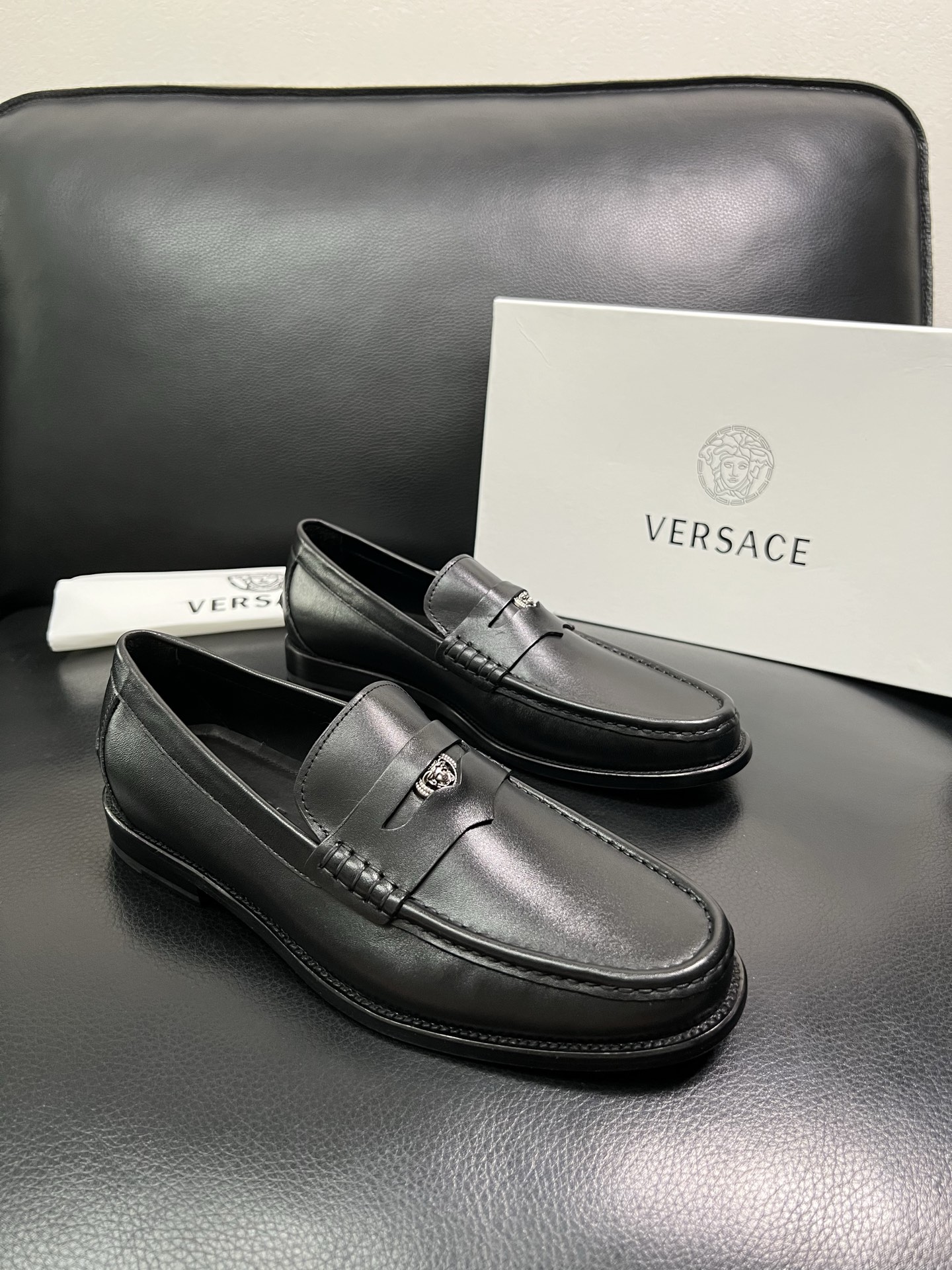 VERSACE 高品质 顶级工艺品 范思哲 专柜同步原厂配置，意大利进口牛皮搭配面料，全鞋配件私模打造，