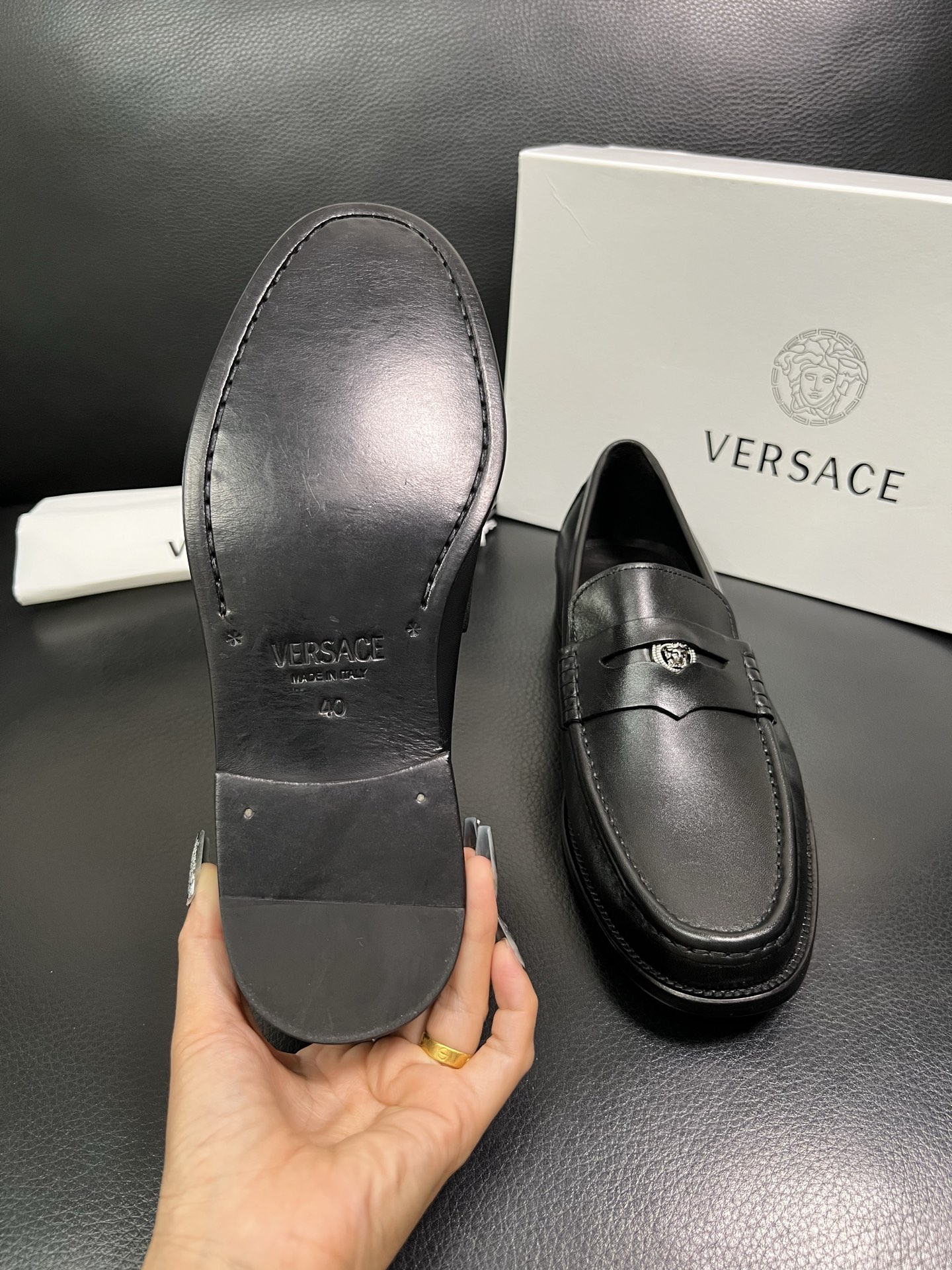 VERSACE 高品质 顶级工艺品 范思哲 专柜同步原厂配置，意大利进口牛皮搭配面料，全鞋配件私模打造，