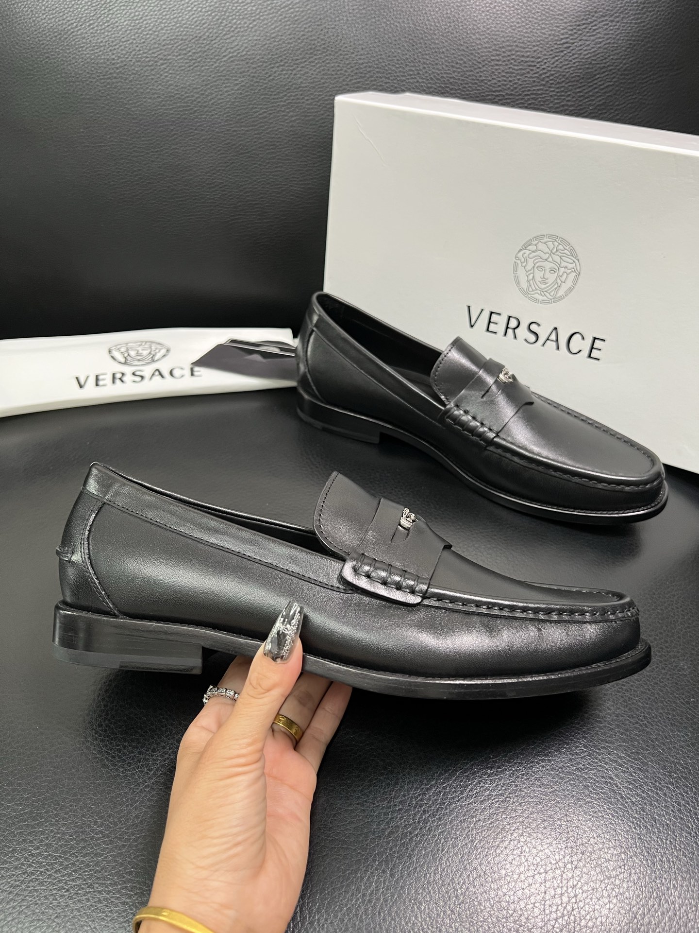 VERSACE 高品质 顶级工艺品 范思哲 专柜同步原厂配置，意大利进口牛皮搭配面料，全鞋配件私模打造，