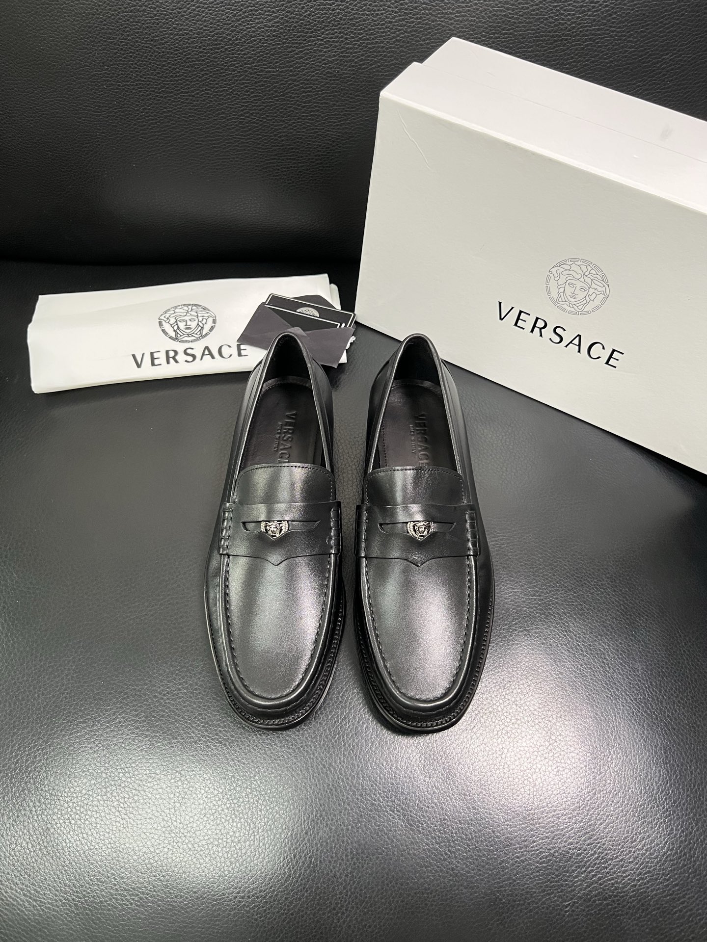 VERSACE 高品质 顶级工艺品 范思哲 专柜同步原厂配置，意大利进口牛皮搭配面料，全鞋配件私模打造，