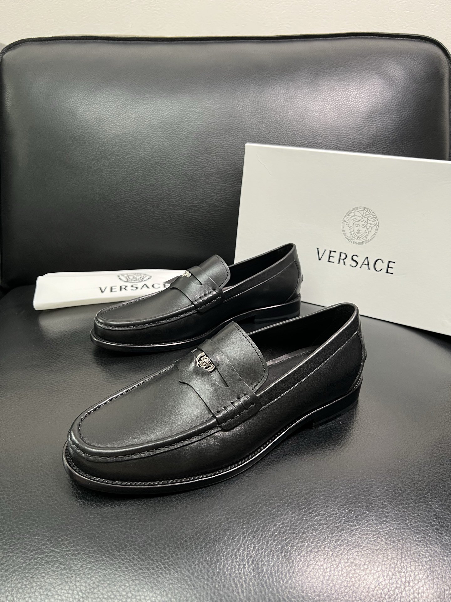 VERSACE 高品质 顶级工艺品 范思哲 专柜同步原厂配置，意大利进口牛皮搭配面料，全鞋配件私模打造，